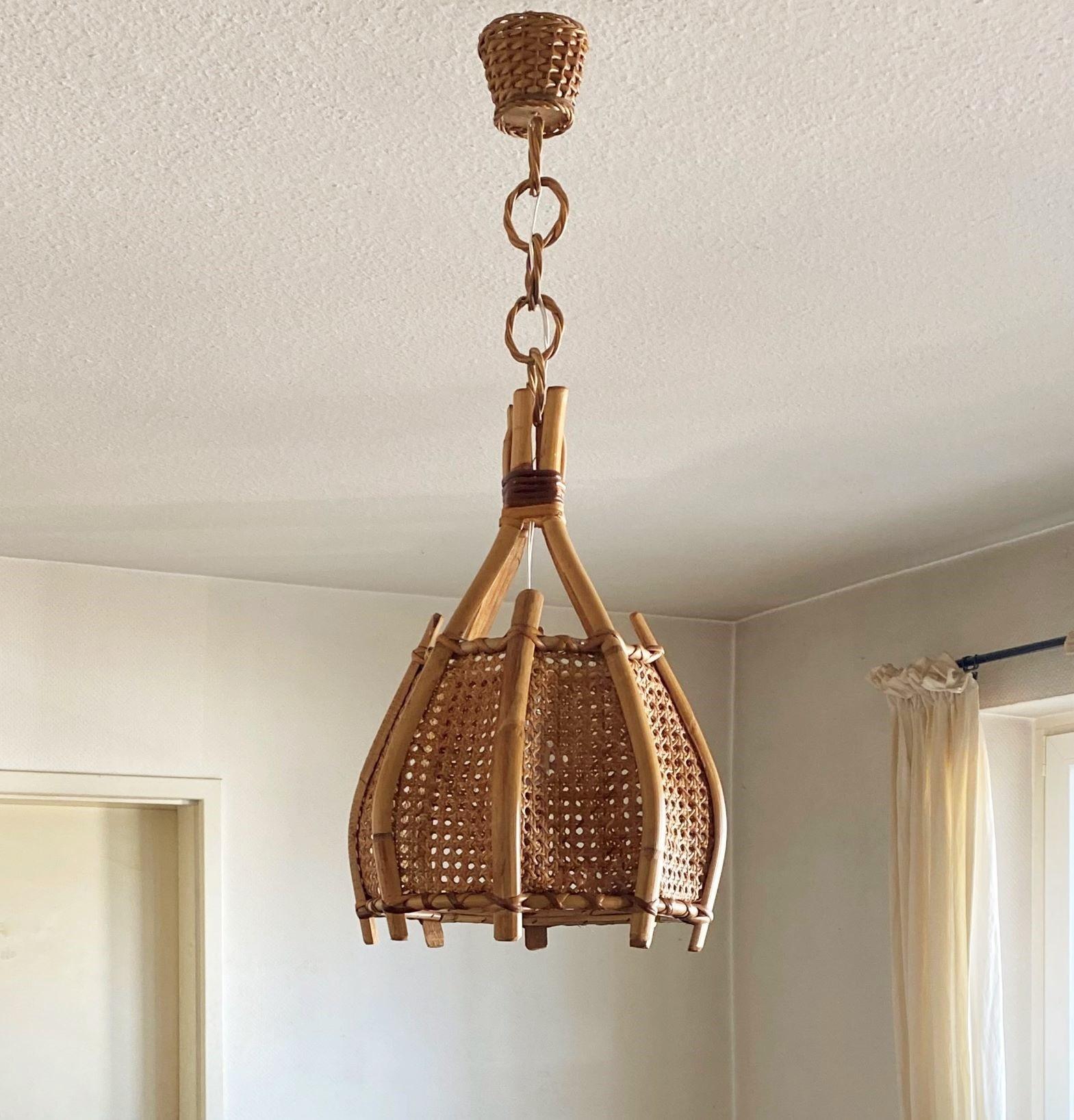 A lovely bamboo, wicker wire and rattan bell shaped pendant, Italy, 1960s. This suspension light is handcrafted of bamboo curved canes forming a lamp shade in woven wicker wire, with a beautiful rattan canopy in shape of a small basket, chain of