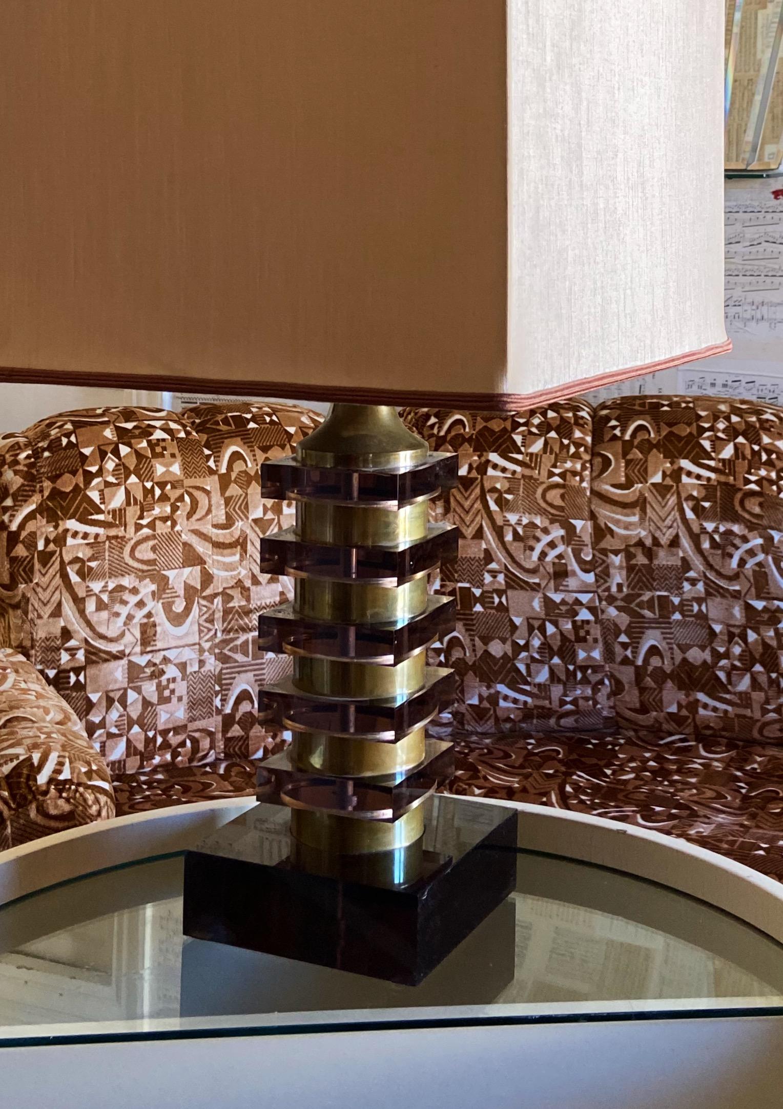 Lámpara de mesa italiana de mediados de siglo Willy Rizzo de plexiglás morado y latón Italiano en venta