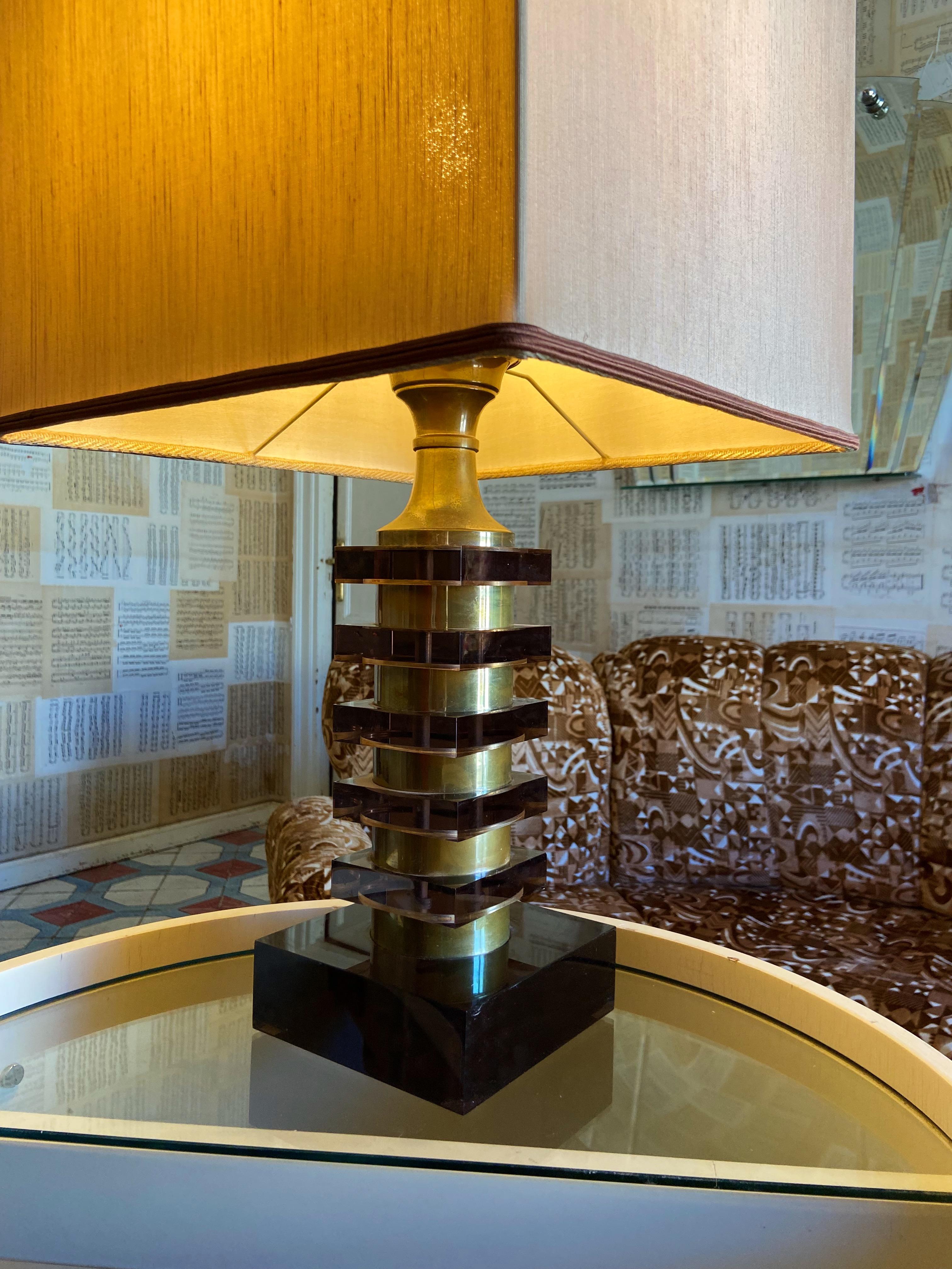 Lámpara de mesa italiana de mediados de siglo Willy Rizzo de plexiglás morado y latón Latón en venta
