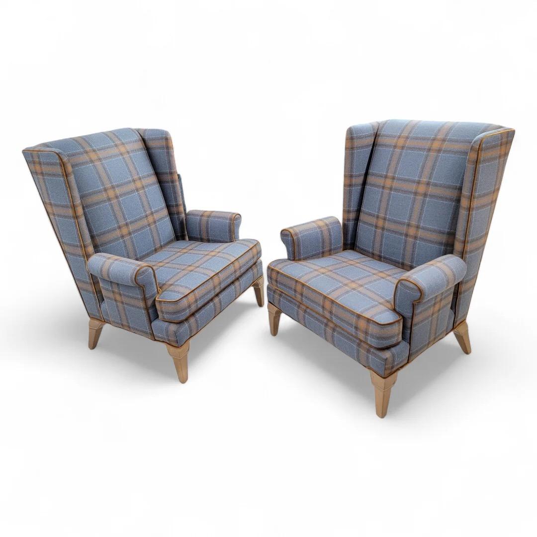 Mid Century Modern Übergroße Italienische Ico Parisi Stil Wingback Lounge Stühle Neu Gepolstert in Plaid Wolle Holland & Sherry Stoff - Paar 

Dieses Paar übergroßer Sessel im Mid-Century-Modern-Stil, inspiriert durch den ikonischen Stil von Ico