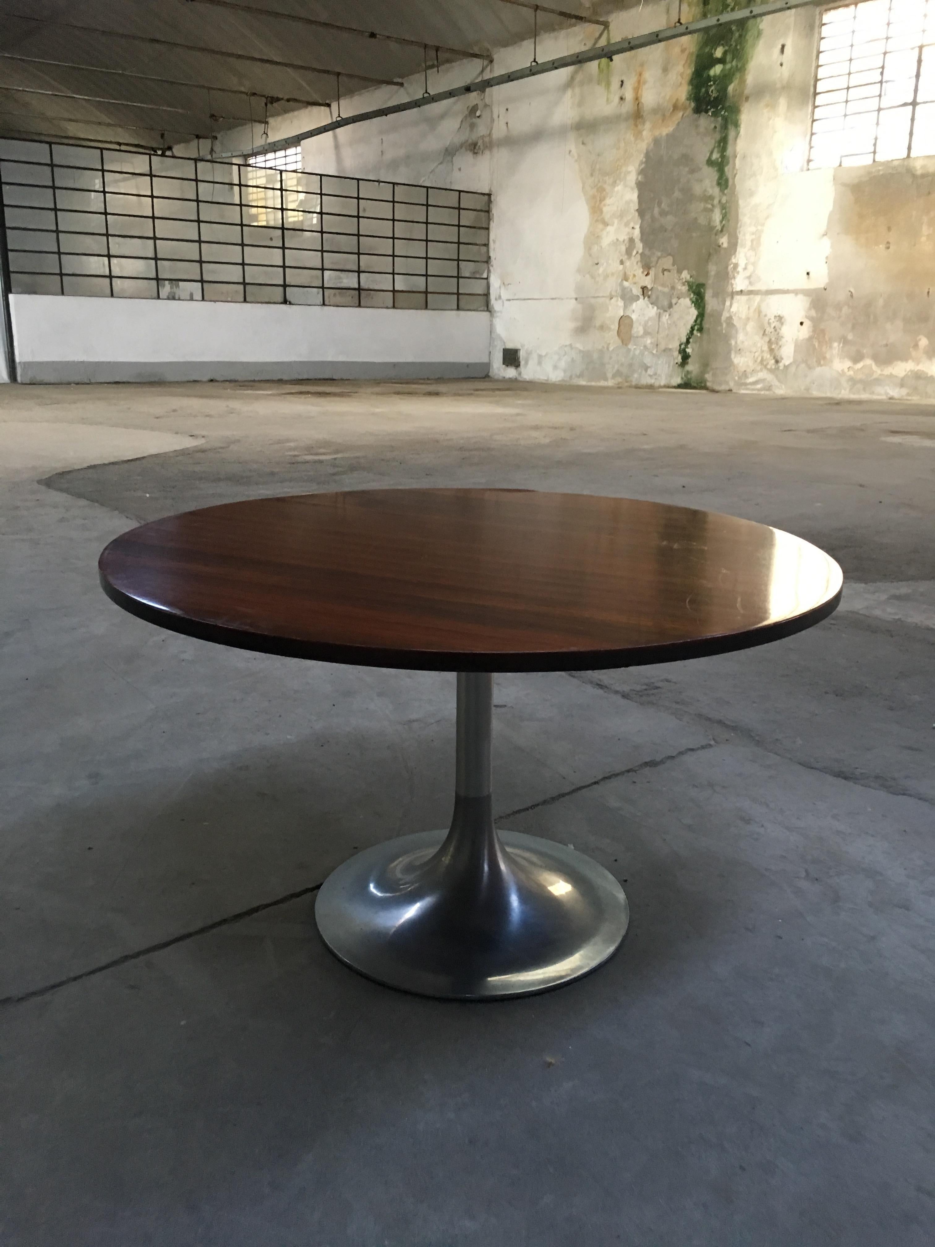 Mid-Century Modern Italian Wood Dining Table with Round Aluminum Base, 1970s In Good Condition For Sale In Prato, IT