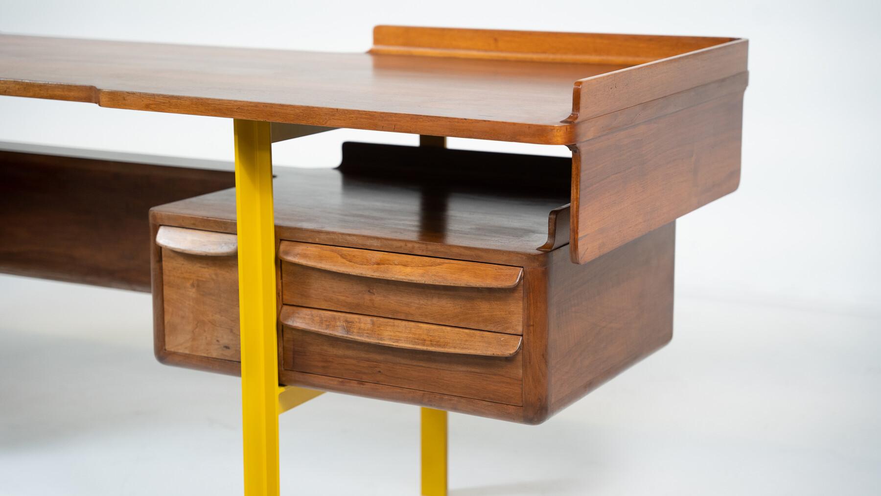 Italienischer Holzschreibtisch aus Nussbaum und Metall, Mitte des Jahrhunderts, 1960 im Angebot 6