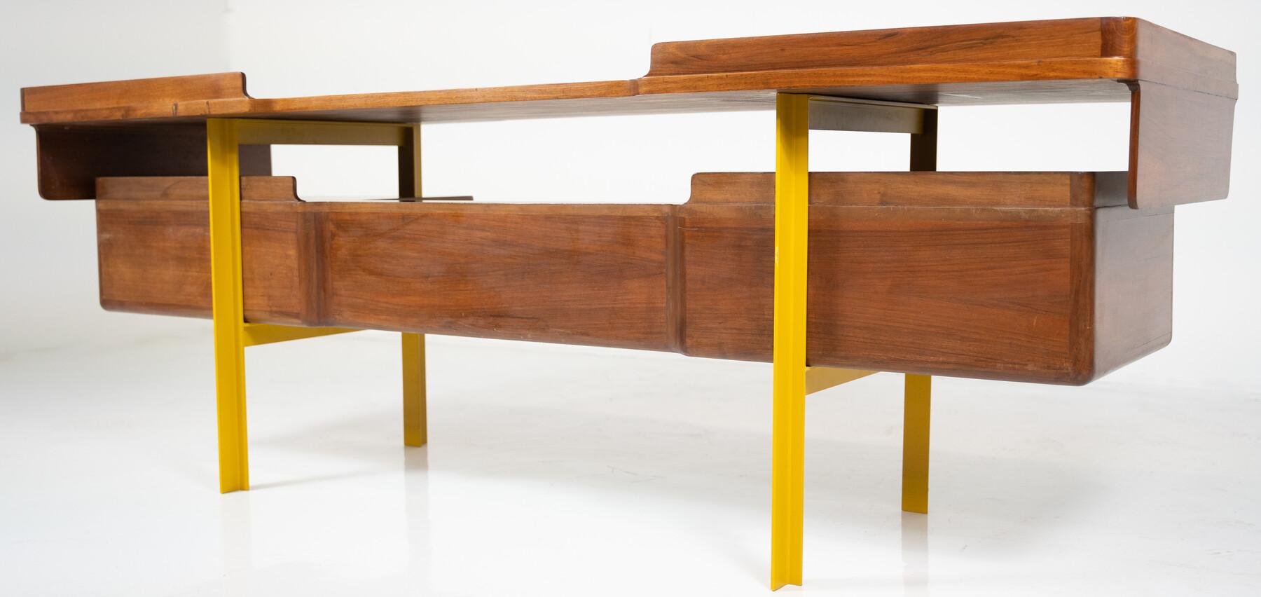 Italienischer Holzschreibtisch aus Nussbaum und Metall, Mitte des Jahrhunderts, 1960 im Angebot 8
