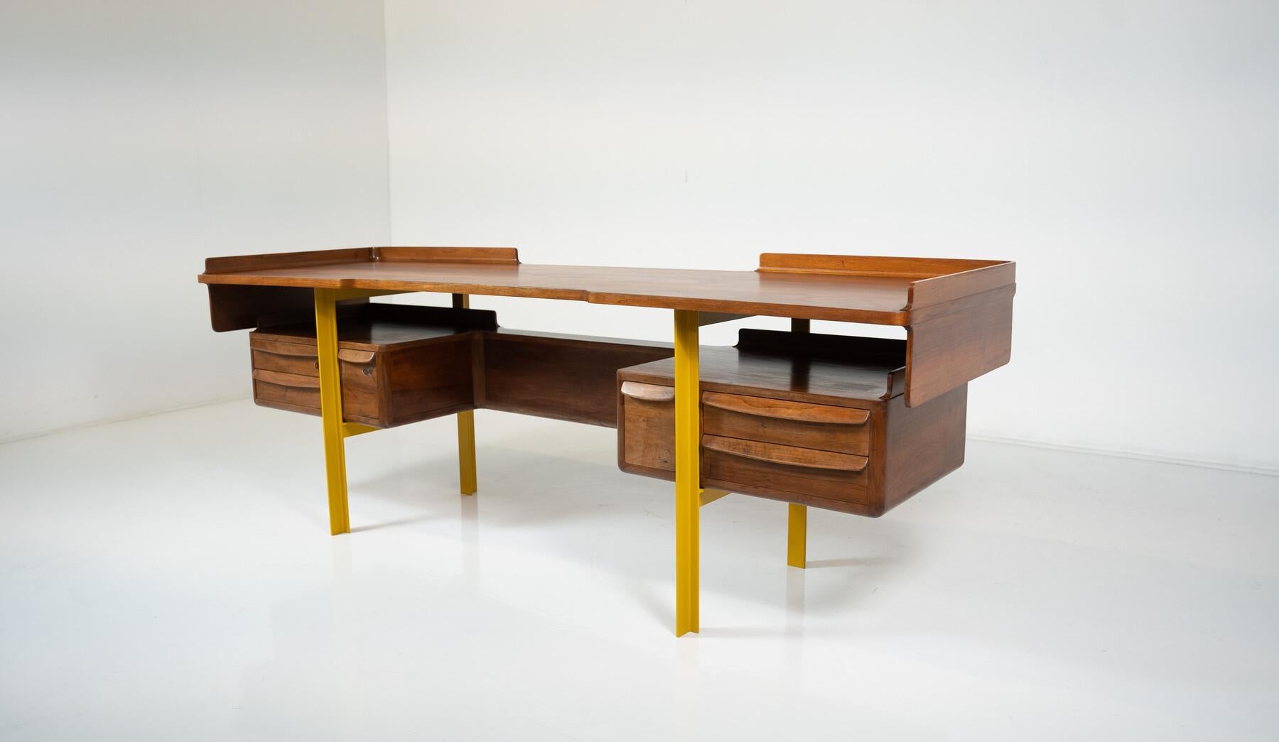 Italienischer Holzschreibtisch aus Nussbaum und Metall, Mitte des Jahrhunderts, 1960 im Angebot 9