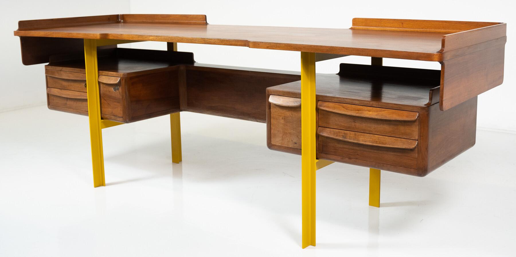 Italienischer Holzschreibtisch aus Nussbaum und Metall, Mitte des Jahrhunderts, 1960 (Moderne der Mitte des Jahrhunderts) im Angebot