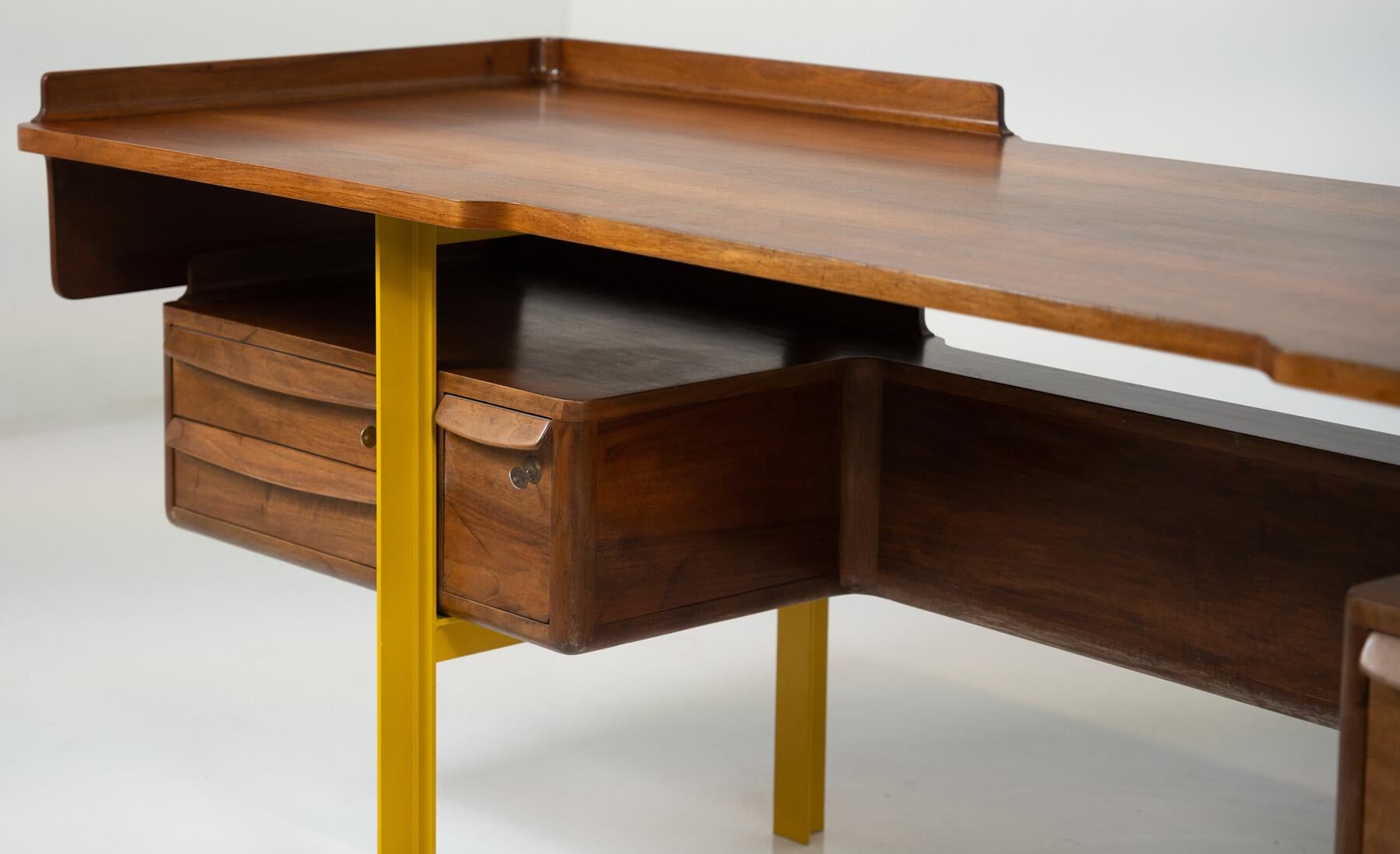 Italienischer Holzschreibtisch aus Nussbaum und Metall, Mitte des Jahrhunderts, 1960 im Zustand „Gut“ im Angebot in Brussels, BE