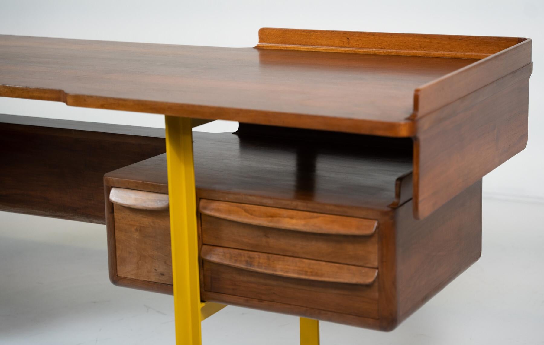 Italienischer Holzschreibtisch aus Nussbaum und Metall, Mitte des Jahrhunderts, 1960 (Mitte des 20. Jahrhunderts) im Angebot