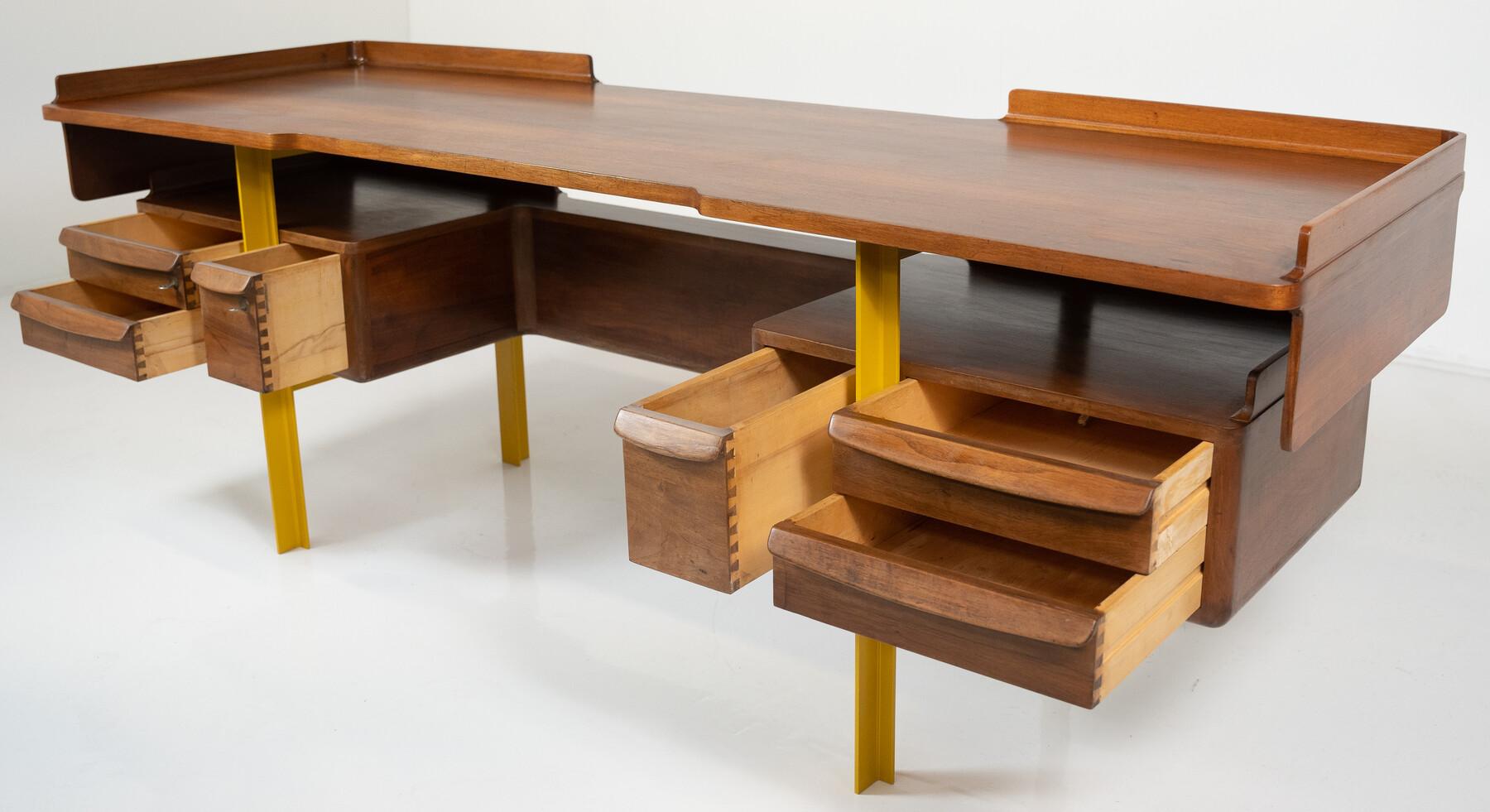 Italienischer Holzschreibtisch aus Nussbaum und Metall, Mitte des Jahrhunderts, 1960 im Angebot 3