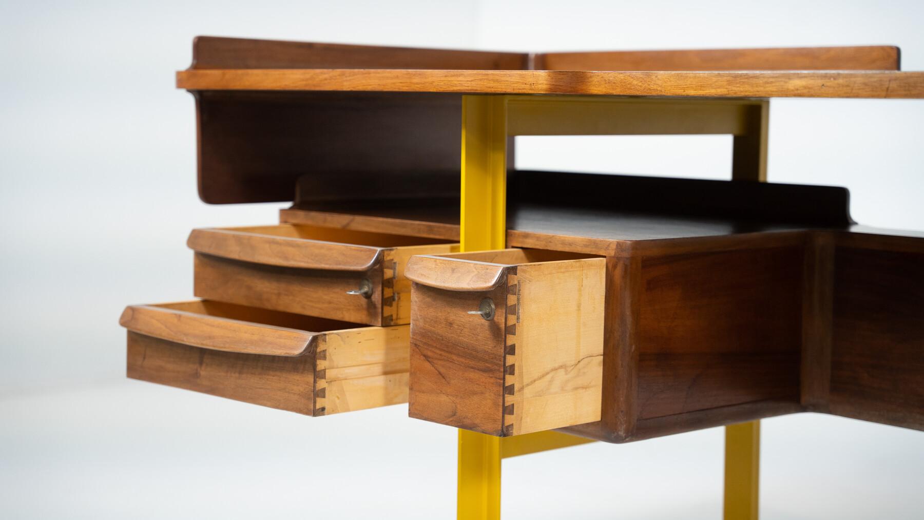 Italienischer Holzschreibtisch aus Nussbaum und Metall, Mitte des Jahrhunderts, 1960 im Angebot 4