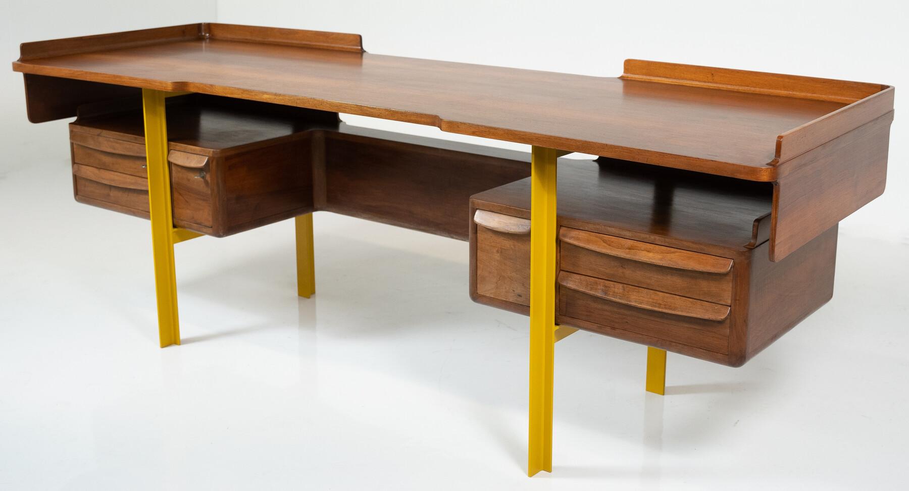 Italienischer Holzschreibtisch aus Nussbaum und Metall, Mitte des Jahrhunderts, 1960 im Angebot 5