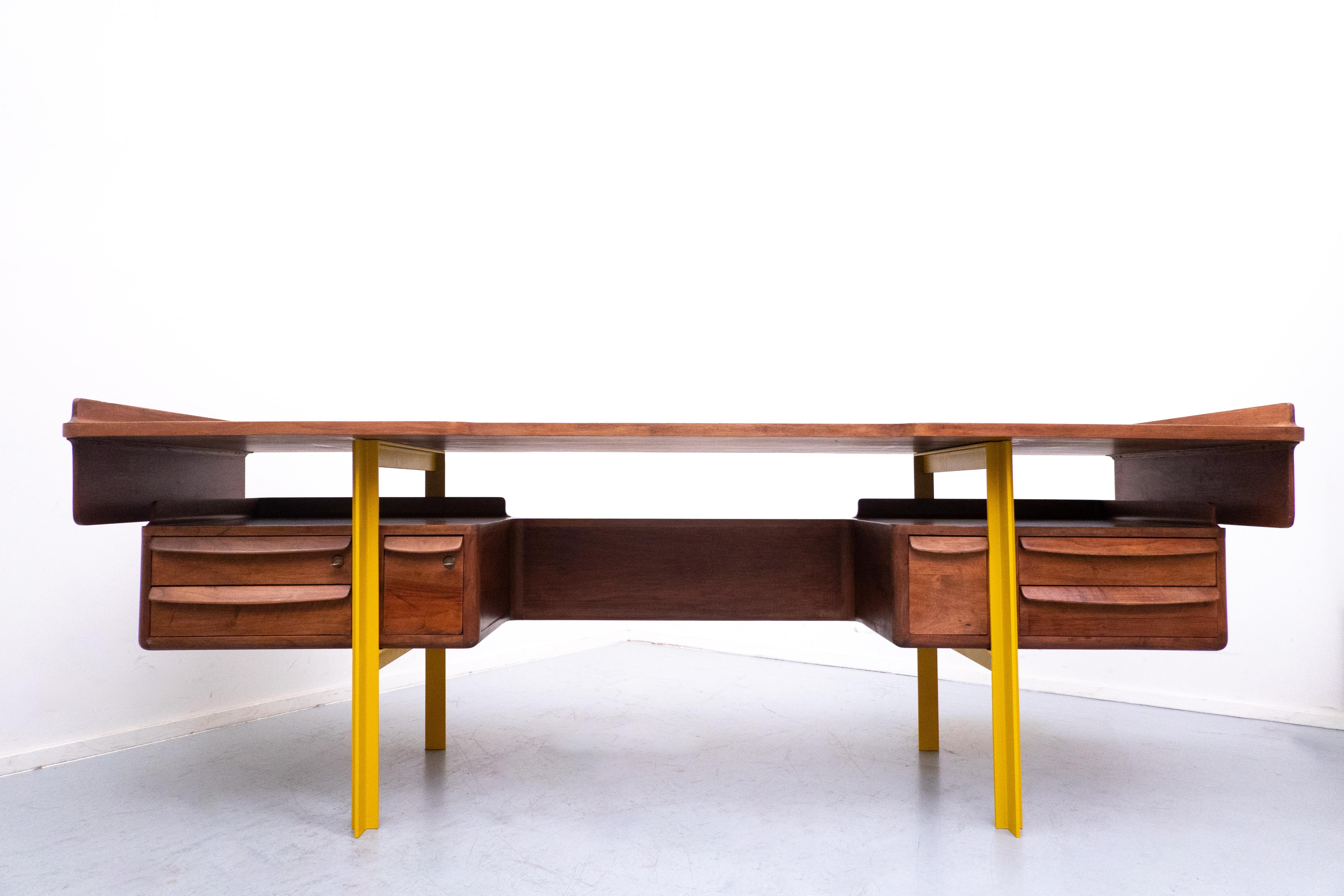 Mid-Century Modern Italian Wooden Desk, Walnut, 1960s For Sale 5