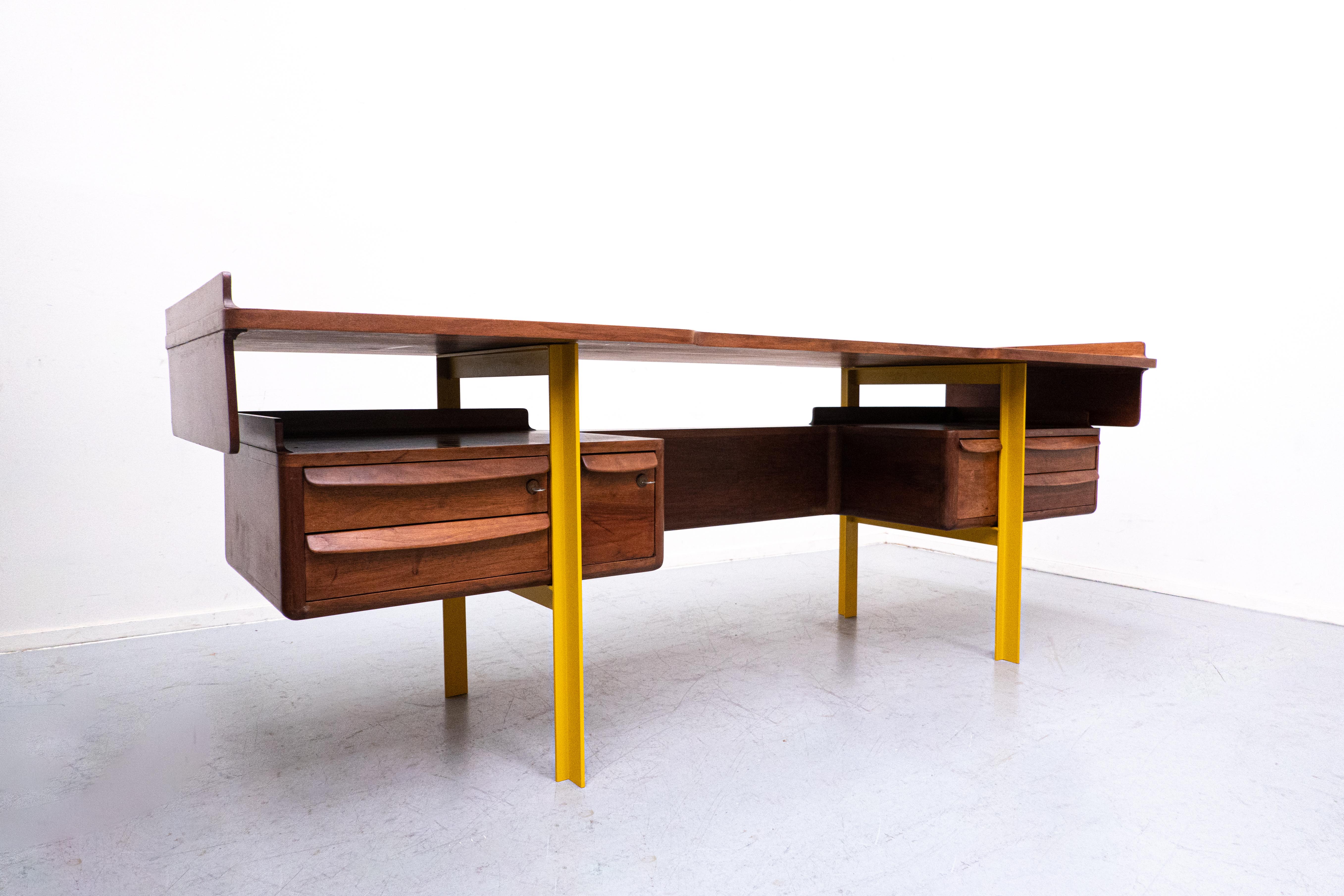 Mid-Century Modern Italian wooden desk, walnut, 1960s.