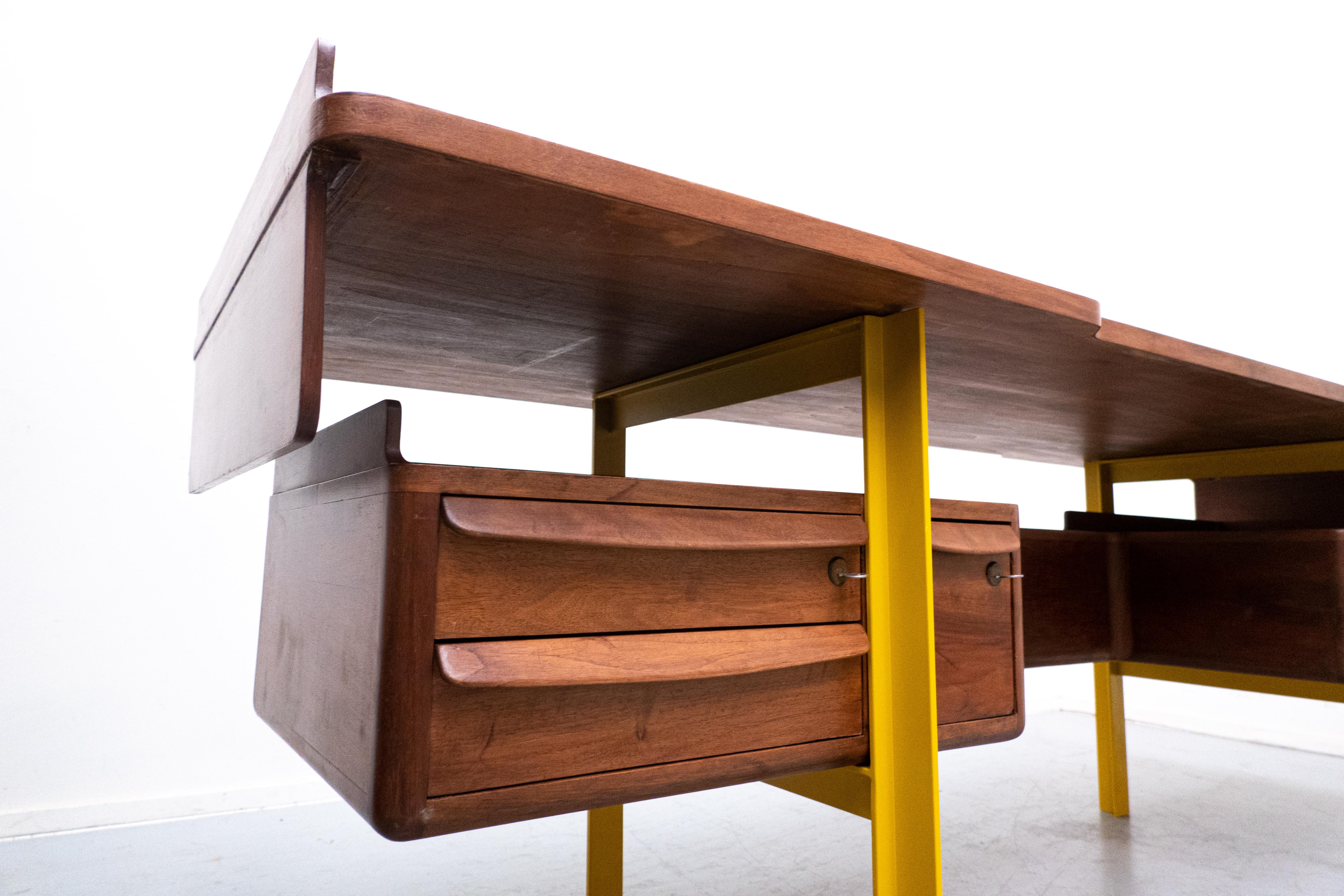 Mid-Century Modern Italian Wooden Desk, Walnut, 1960s In Good Condition For Sale In Brussels, BE