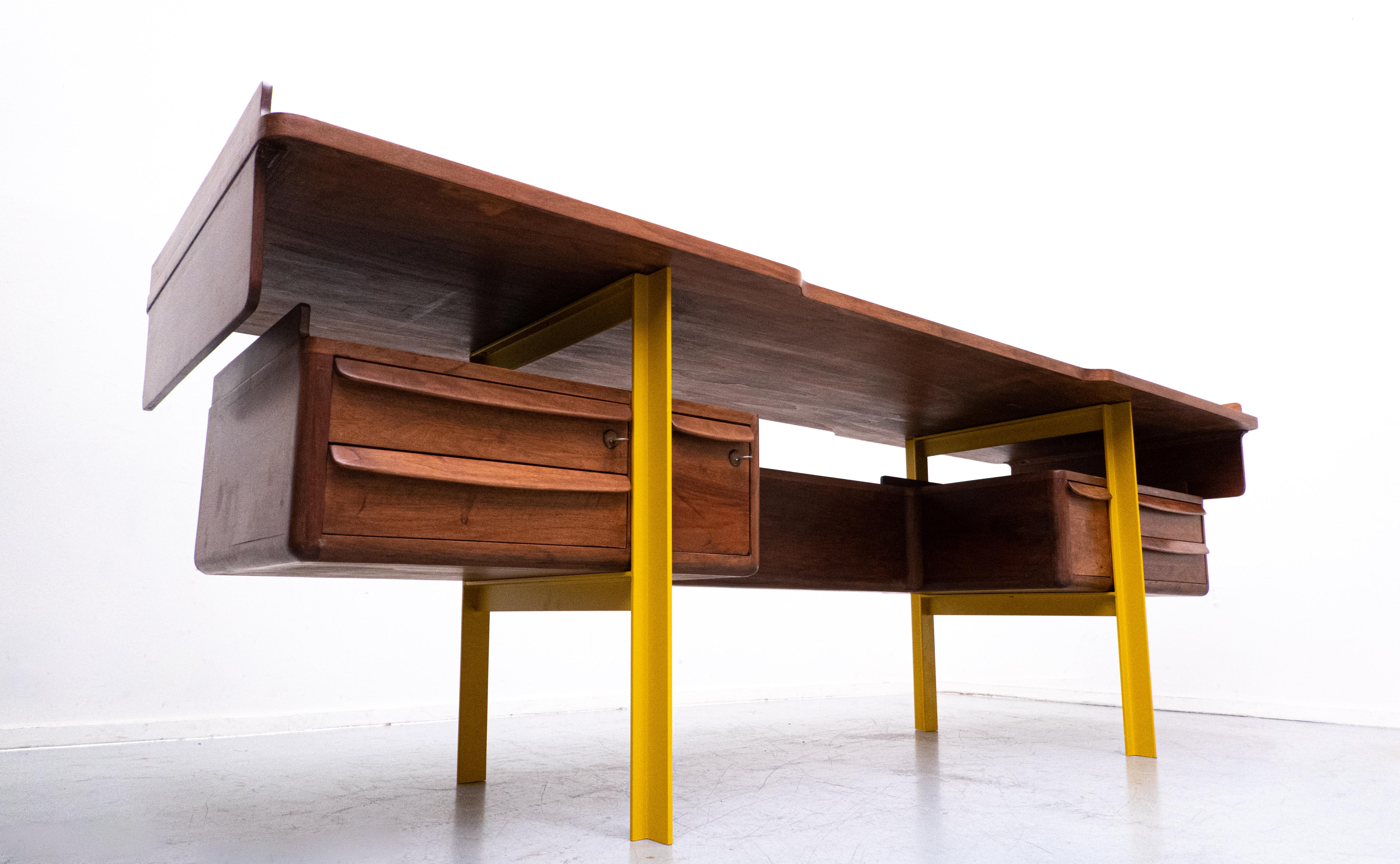 Mid-Century Modern Italian Wooden Desk, Walnut, 1960s For Sale 1