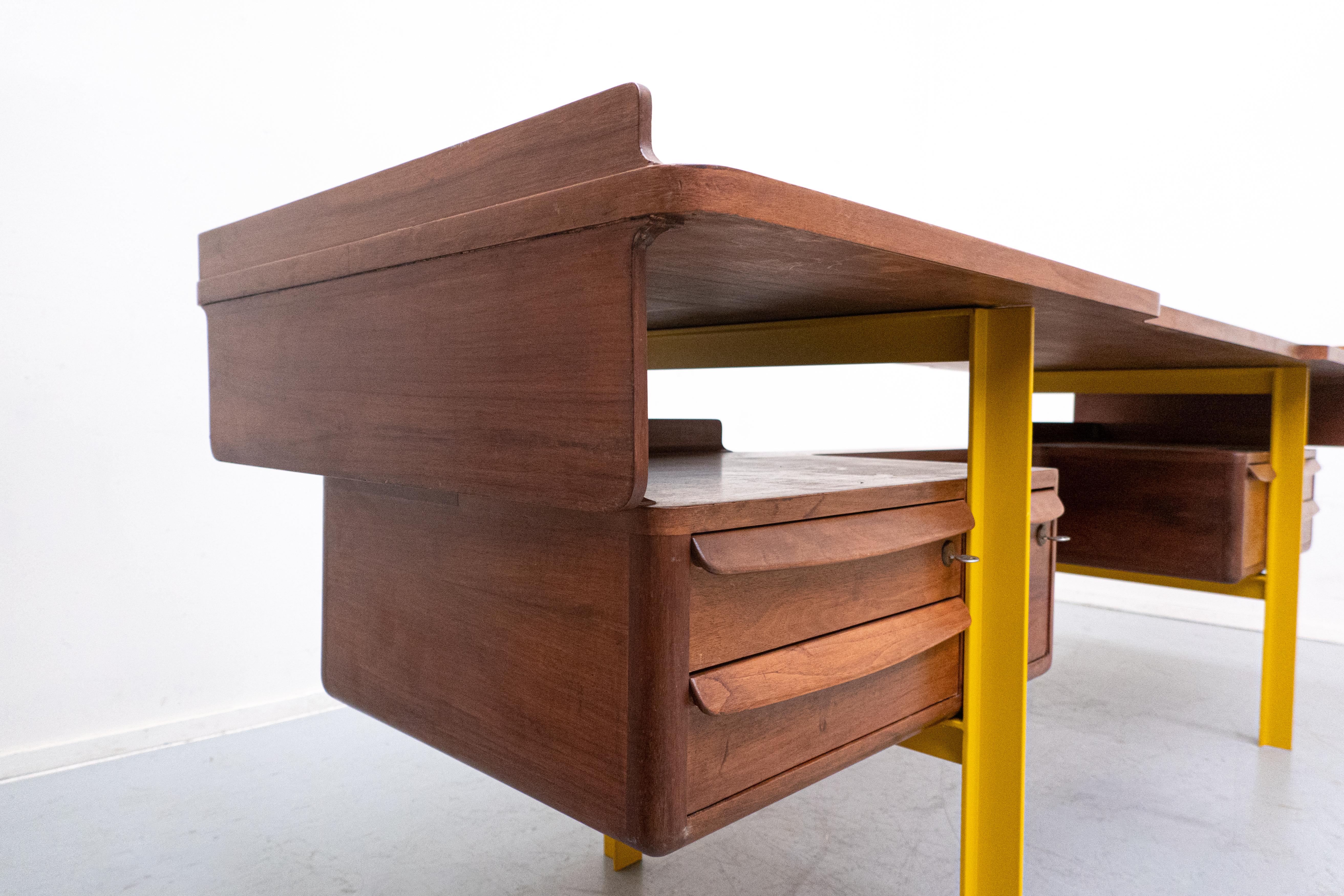 Mid-Century Modern Italian Wooden Desk, Walnut, 1960s For Sale 2