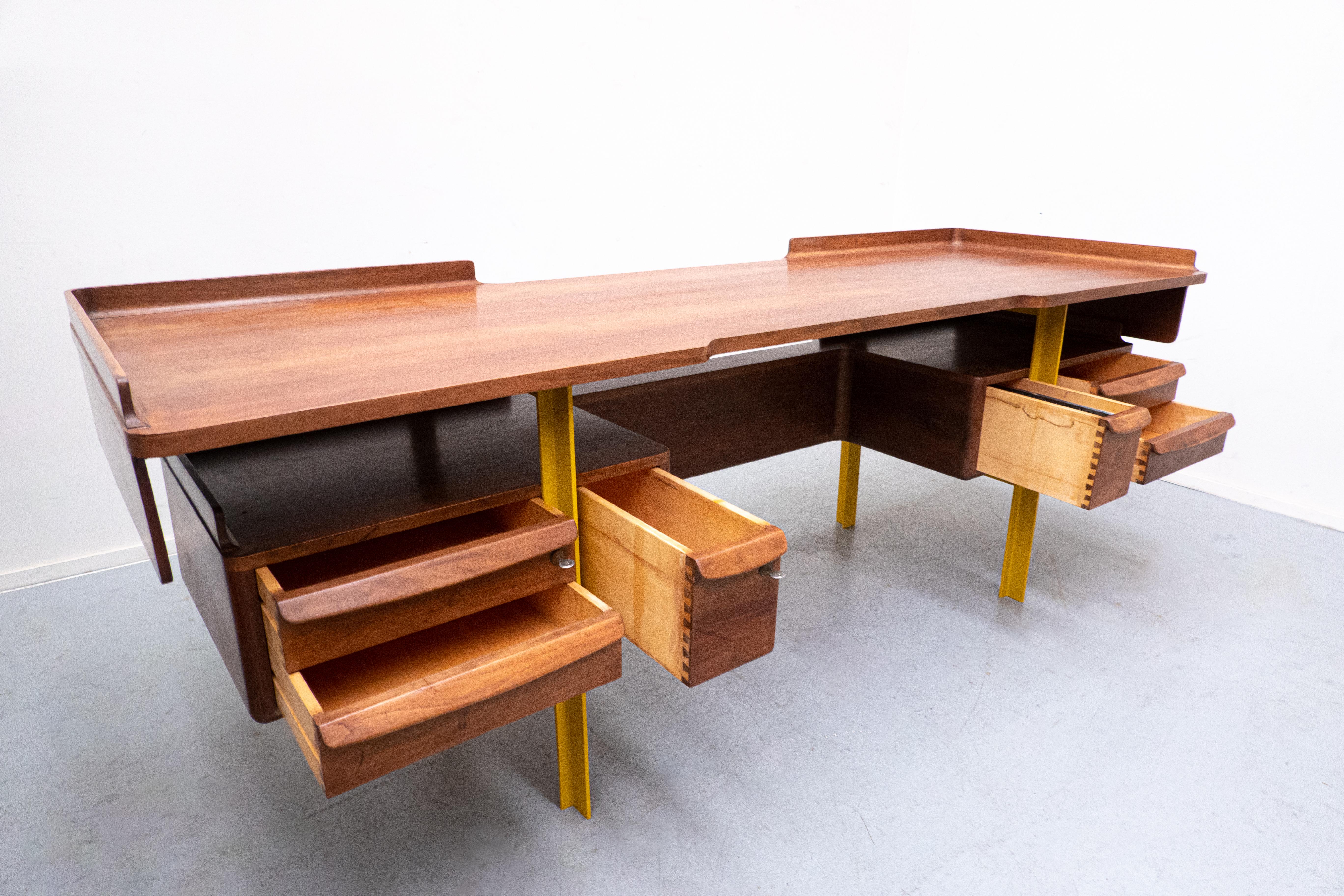 Mid-Century Modern Italian Wooden Desk, Walnut, 1960s For Sale 3