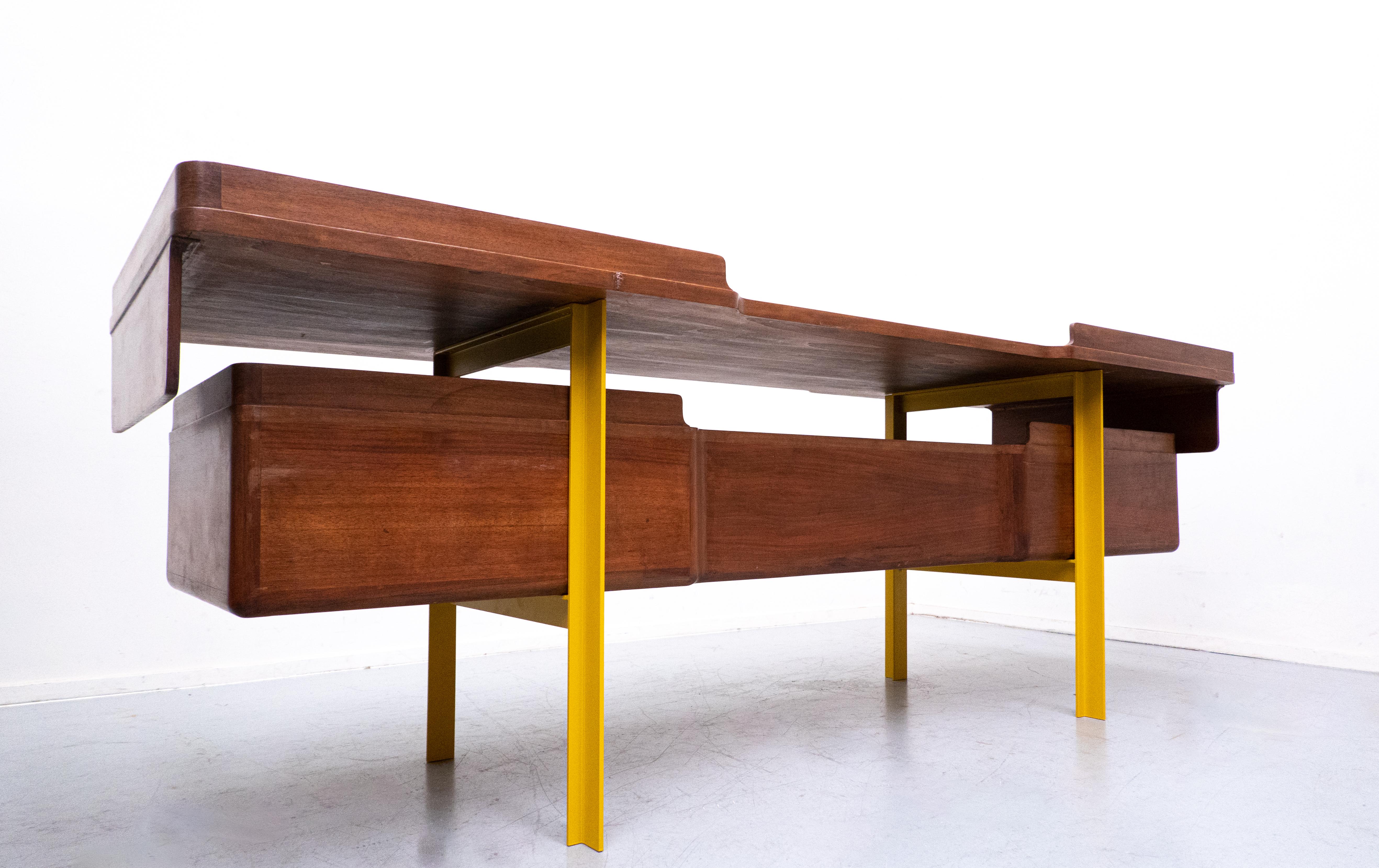 Mid-Century Modern Italian Wooden Desk, Walnut, 1960s For Sale 4