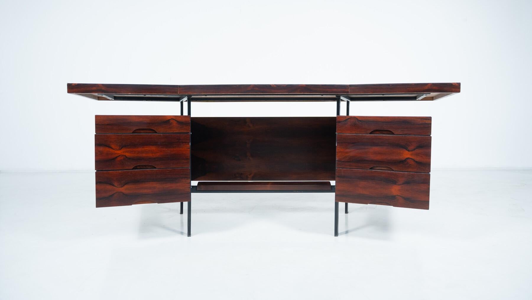 Mid-Century Modern Italian Wooden Desk with Drawers, 1960s in vendita 5