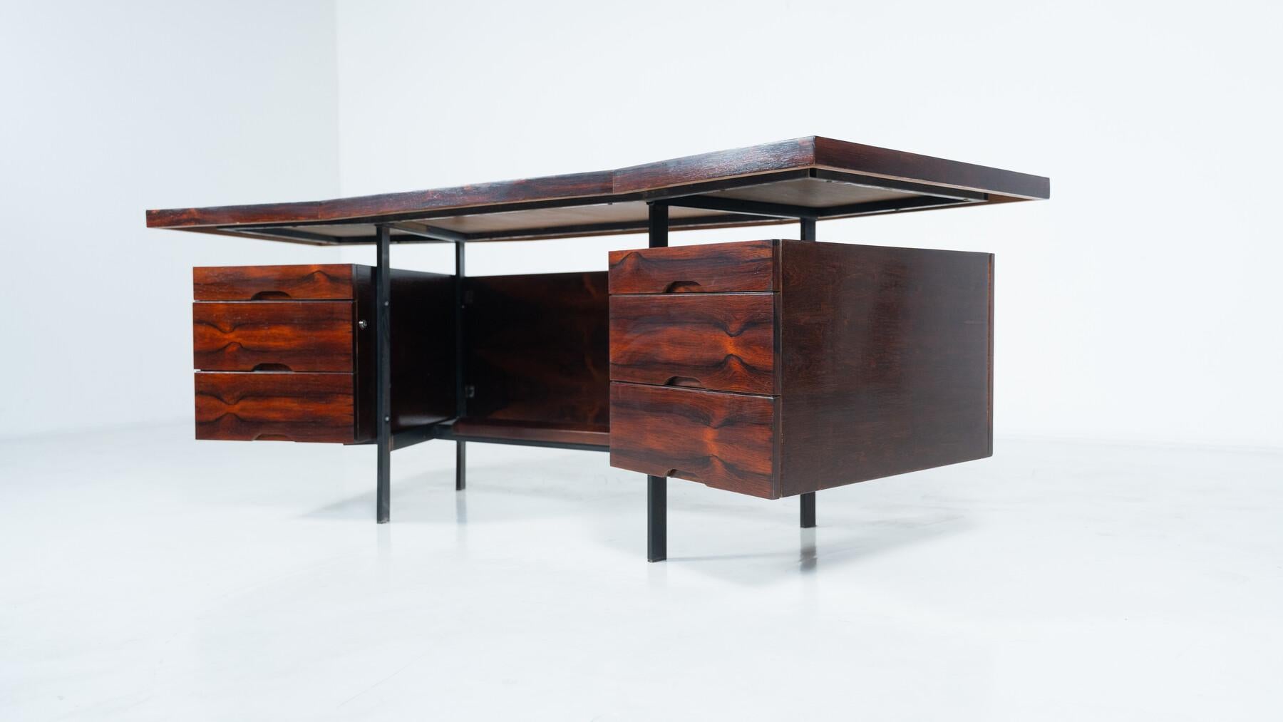 Mid-Century Modern Italian Wooden Desk with Drawers, 1960s in vendita 6