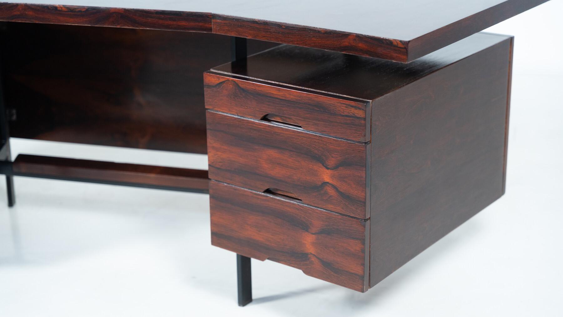 Mid-Century Modern Italian Wooden Desk with Drawers, 1960s in vendita 7