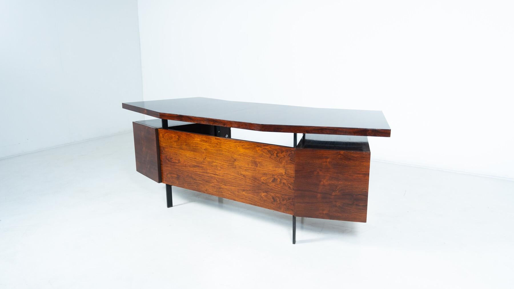 Italiano Mid-Century Modern Italian Wooden Desk with Drawers, 1960s in vendita