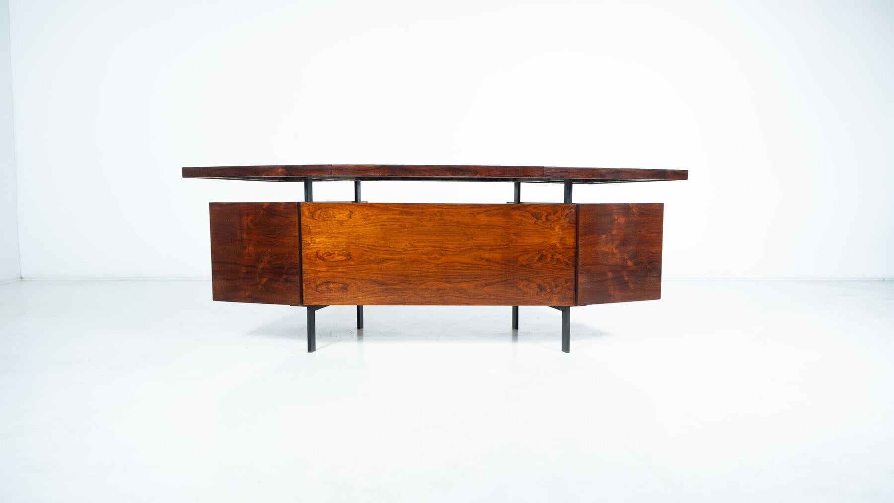 Mid-Century Modern Italian Wooden Desk with Drawers, 1960s In condizioni buone in vendita a Brussels, BE