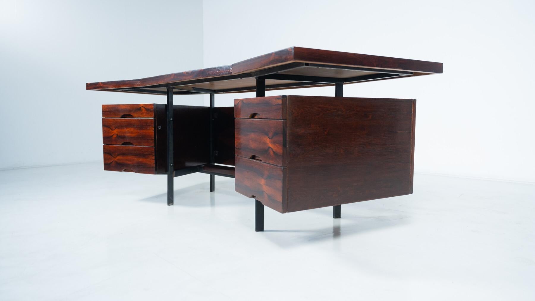 Legno Mid-Century Modern Italian Wooden Desk with Drawers, 1960s in vendita