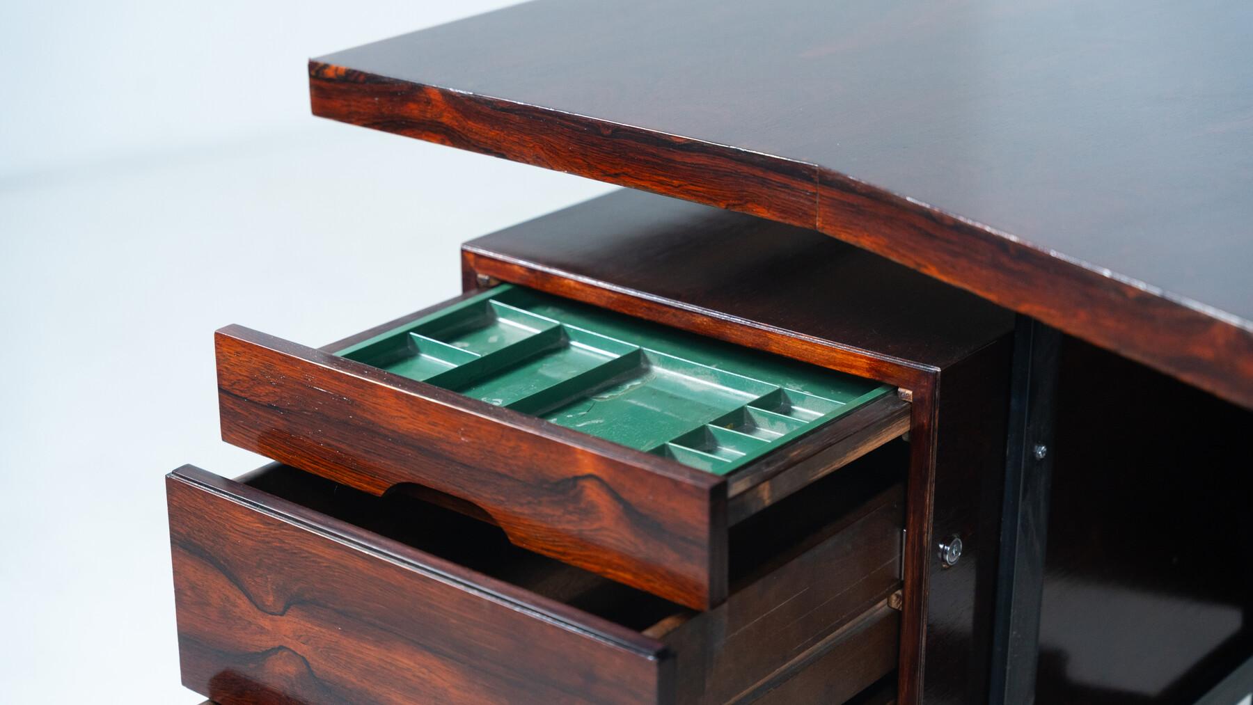 Mid-Century Modern Italian Wooden Desk with Drawers, 1960s in vendita 1