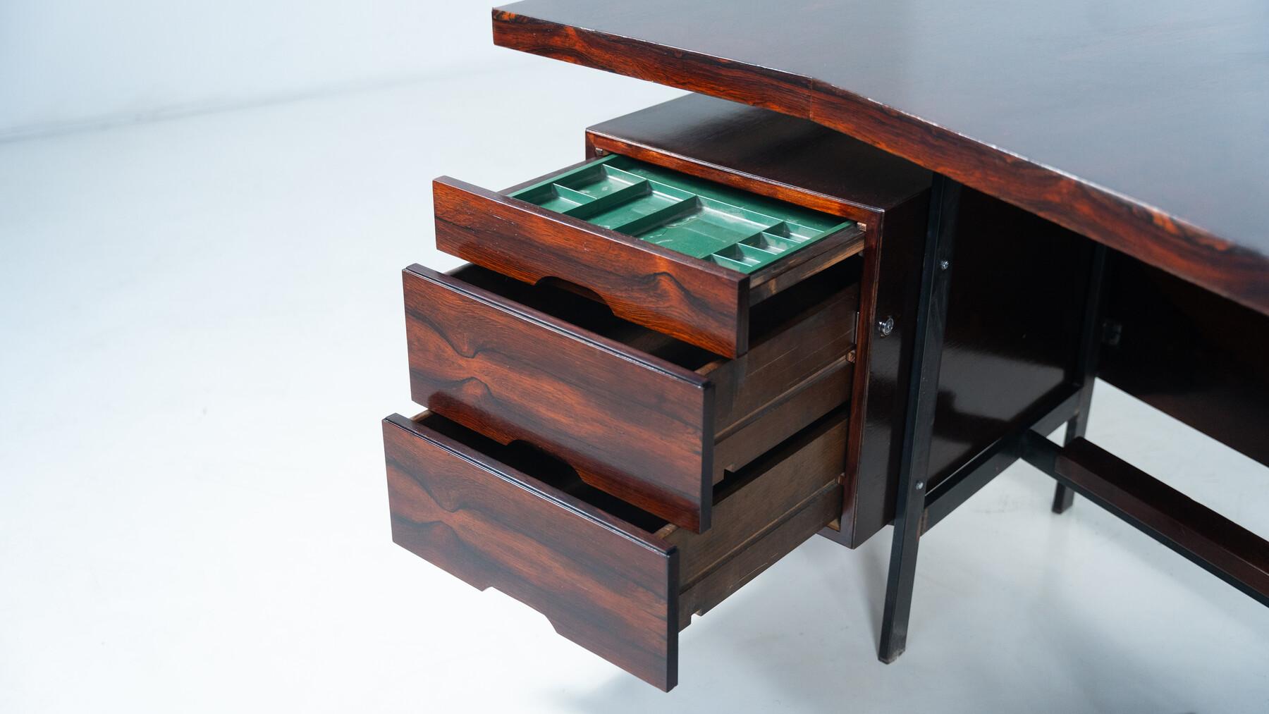 Mid-Century Modern Italian Wooden Desk with Drawers, 1960s in vendita 2