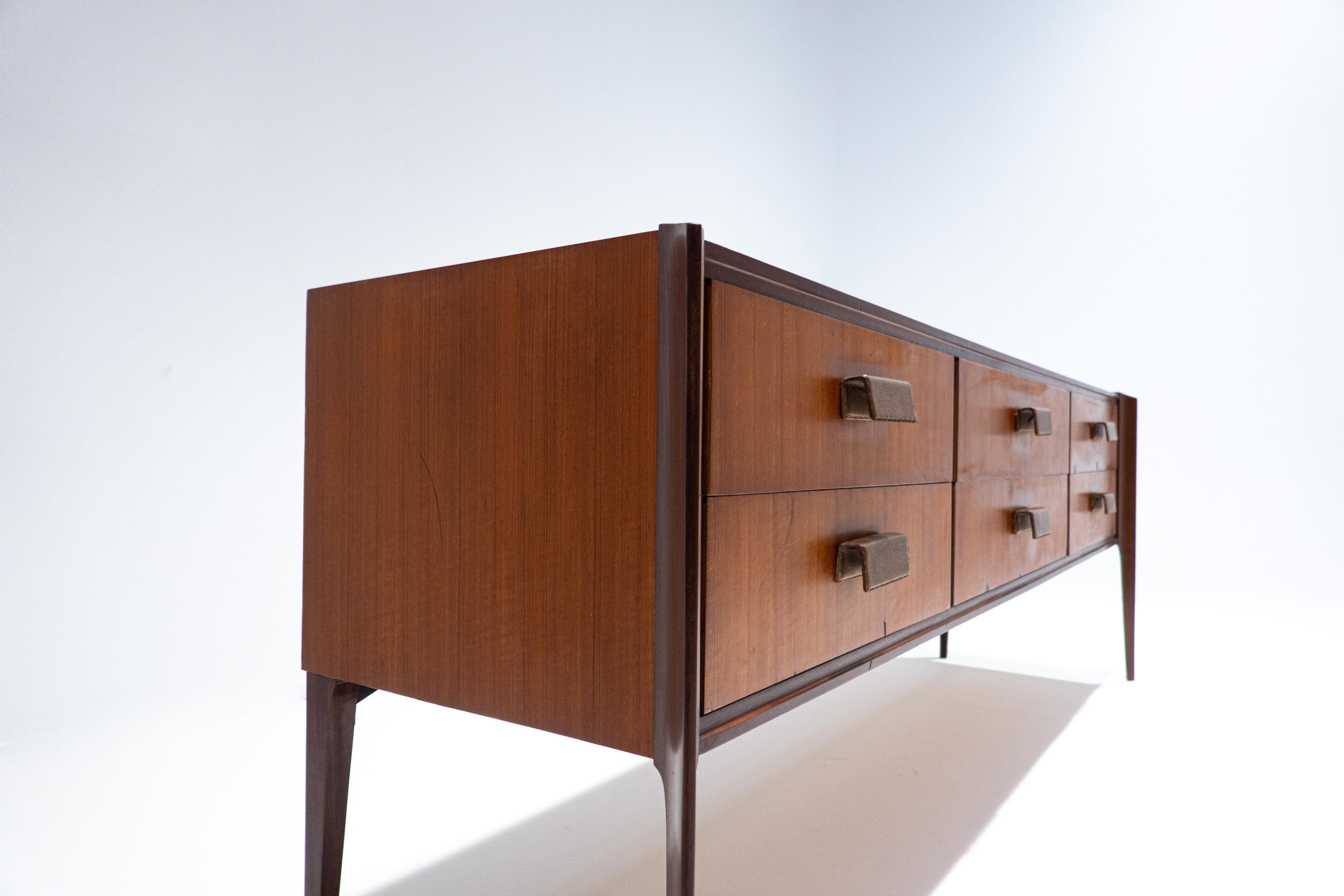 Italiano Credenza italiana moderna di metà secolo in legno, teak, Italia, anni '60 in vendita