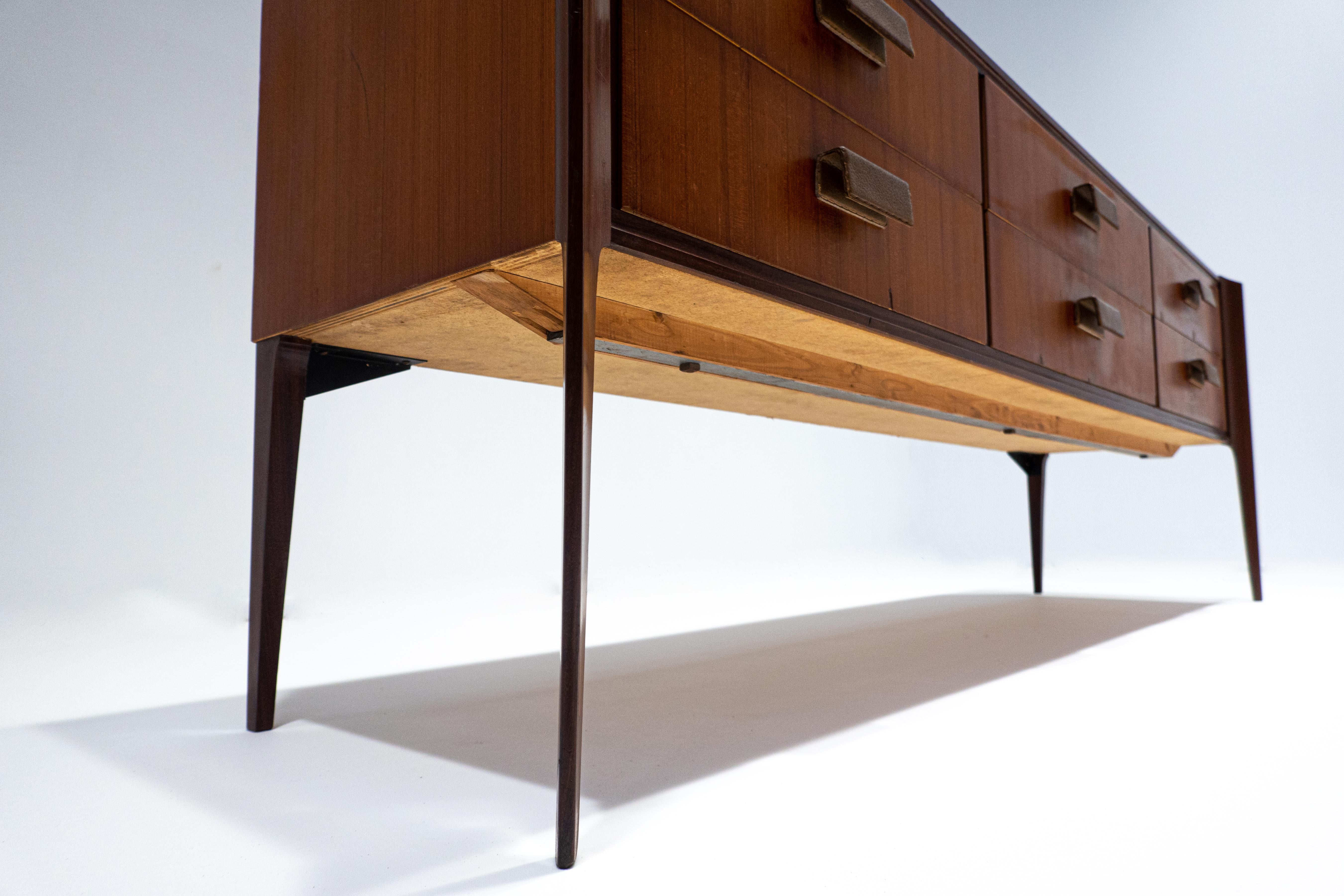 Credenza italiana moderna di metà secolo in legno, teak, Italia, anni '60 In condizioni buone in vendita a Brussels, BE