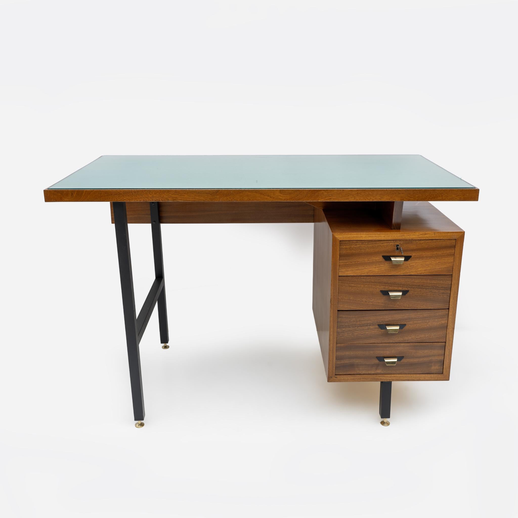 Scrivania italiana degli anni '60, restaurata e lucidata a gommalacca. Da notare le maniglie e i piedi in ottone, il piano in vetro verde con la carta adesiva originale dell'epoca e la struttura in metallo verniciato nero.