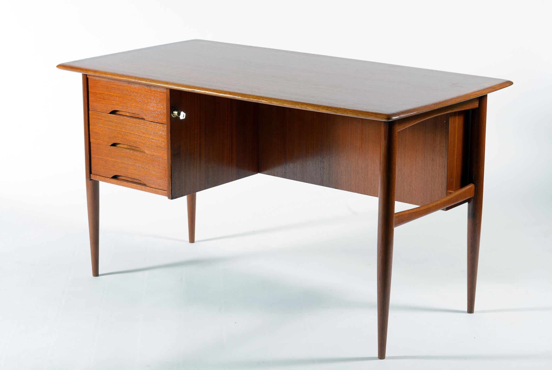 Writing desk with three drawers on the left side, the first of these is possible to close it with a lock, in the front a bookcase compartment divided into three spaces. Four turned and slender legs spaced and connected to the body through brass