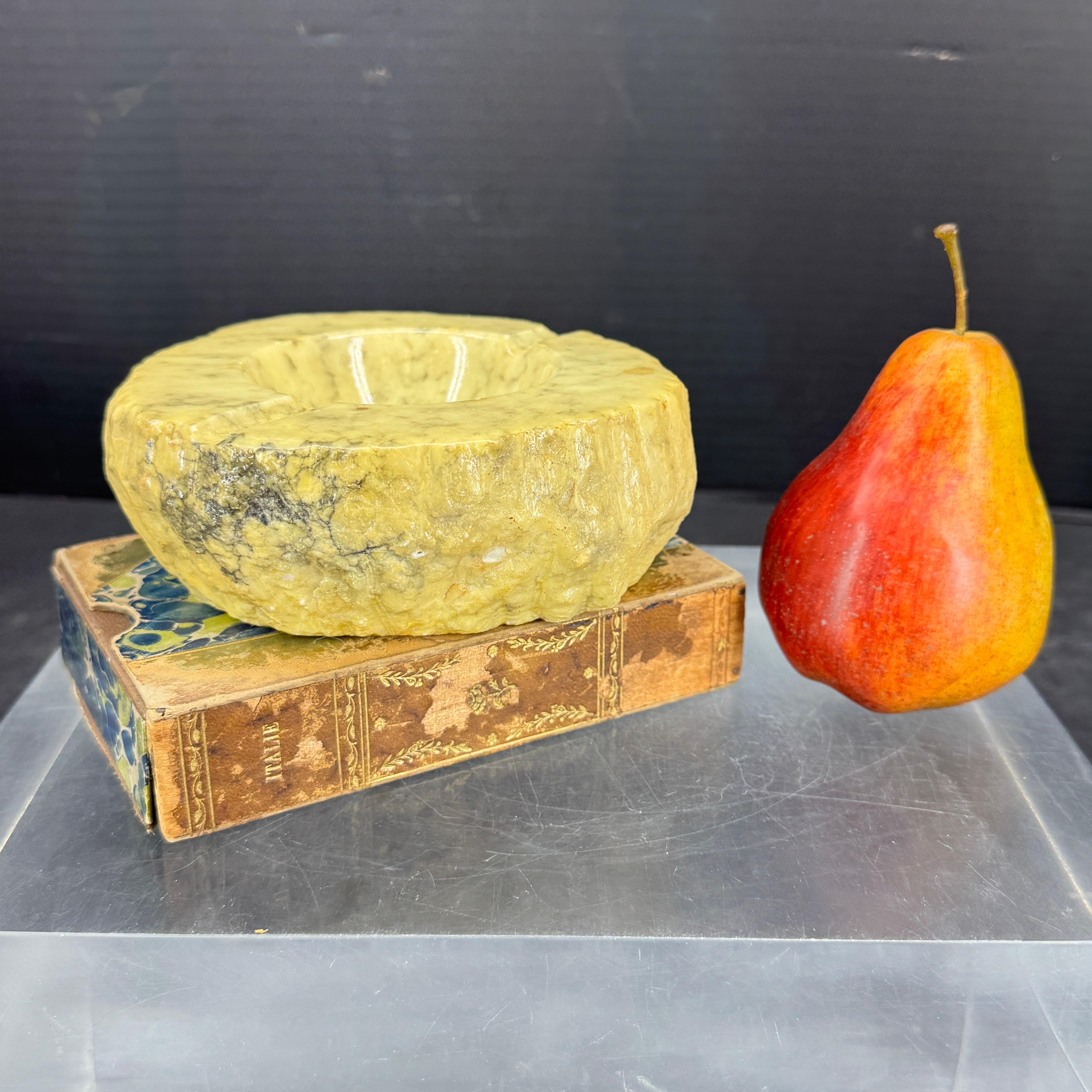 Cendrier en albâtre sculpté à la main par MCM, Italie.  Magnifique sur une table basse, une table d'appoint ou un bar MCM. Le cendrier est étiqueté sous la base. 

