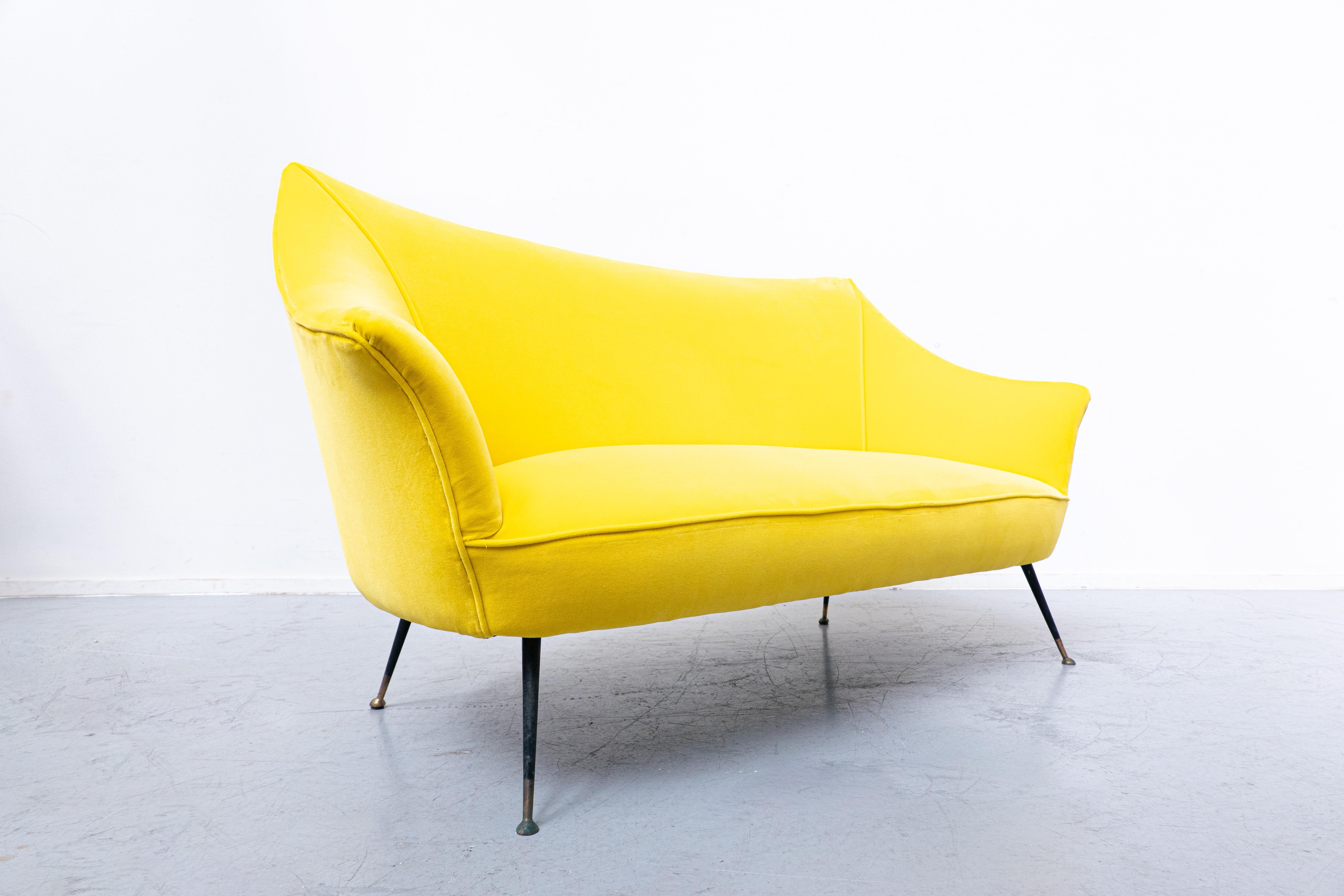  Modernes italienisches Sofa aus gelbem Stoff aus der Mitte des Jahrhunderts, 1960er Jahre (Moderne der Mitte des Jahrhunderts) im Angebot