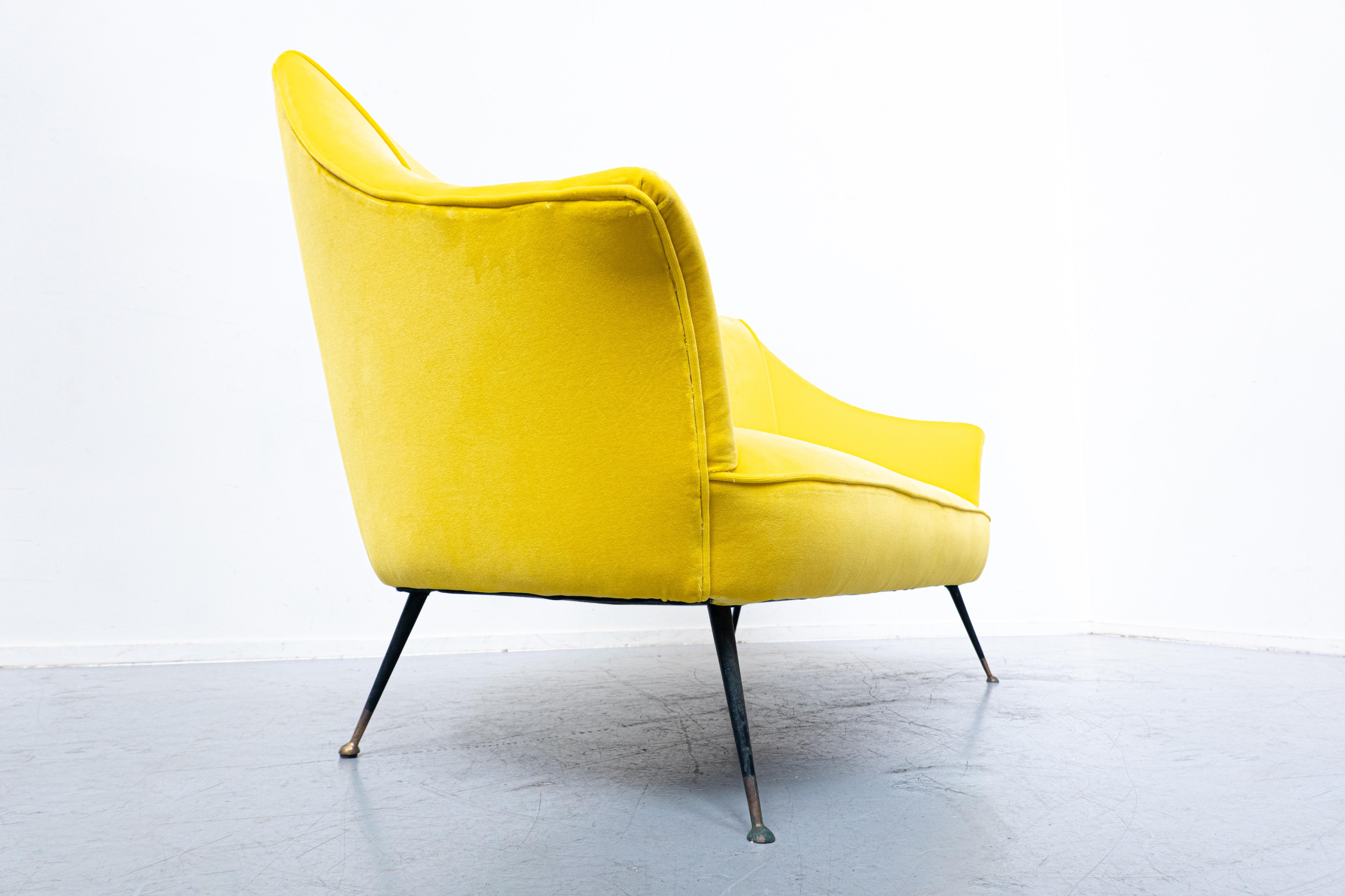  Modernes italienisches Sofa aus gelbem Stoff aus der Mitte des Jahrhunderts, 1960er Jahre im Zustand „Gut“ im Angebot in Brussels, BE