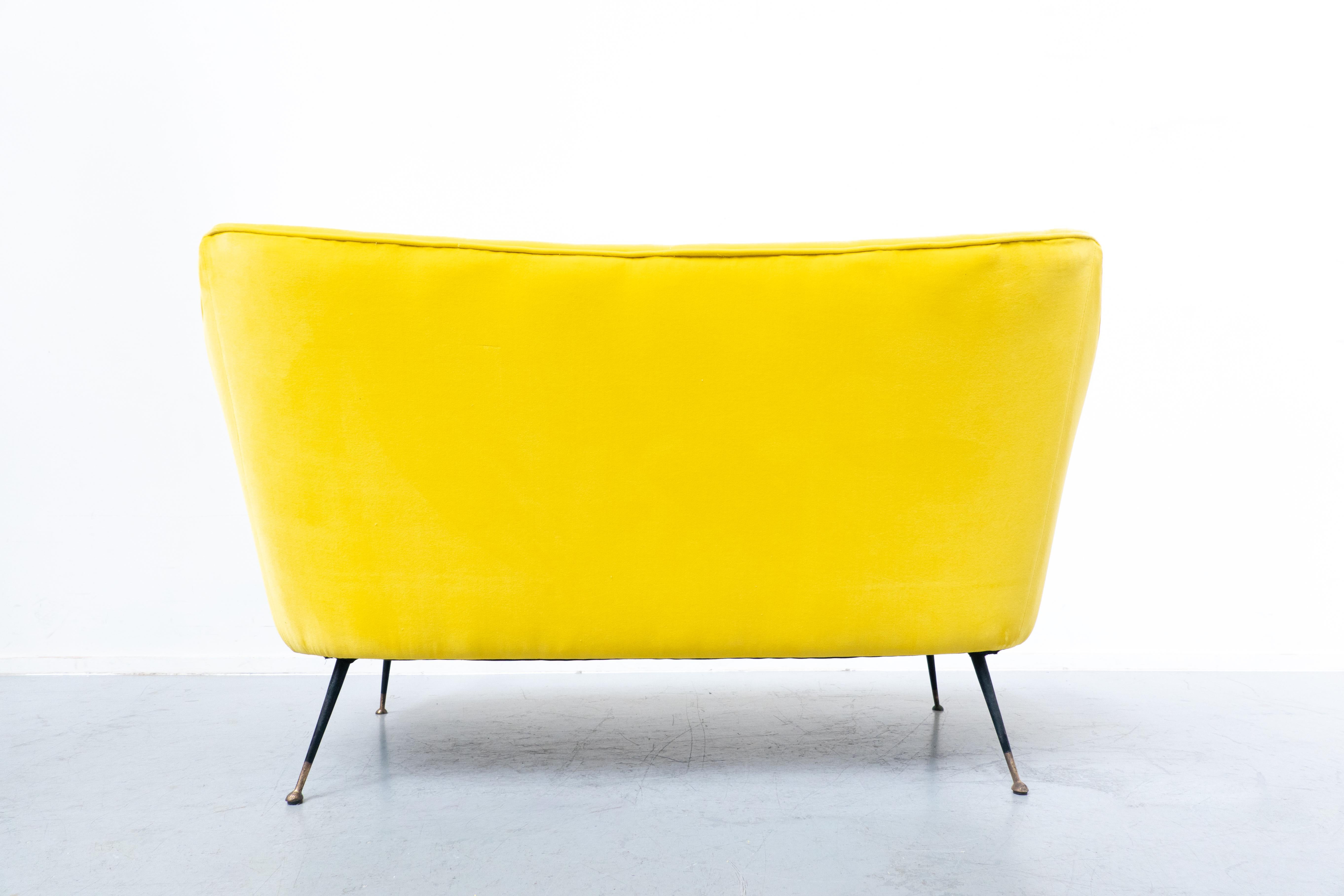  Modernes italienisches Sofa aus gelbem Stoff aus der Mitte des Jahrhunderts, 1960er Jahre (Mitte des 20. Jahrhunderts) im Angebot