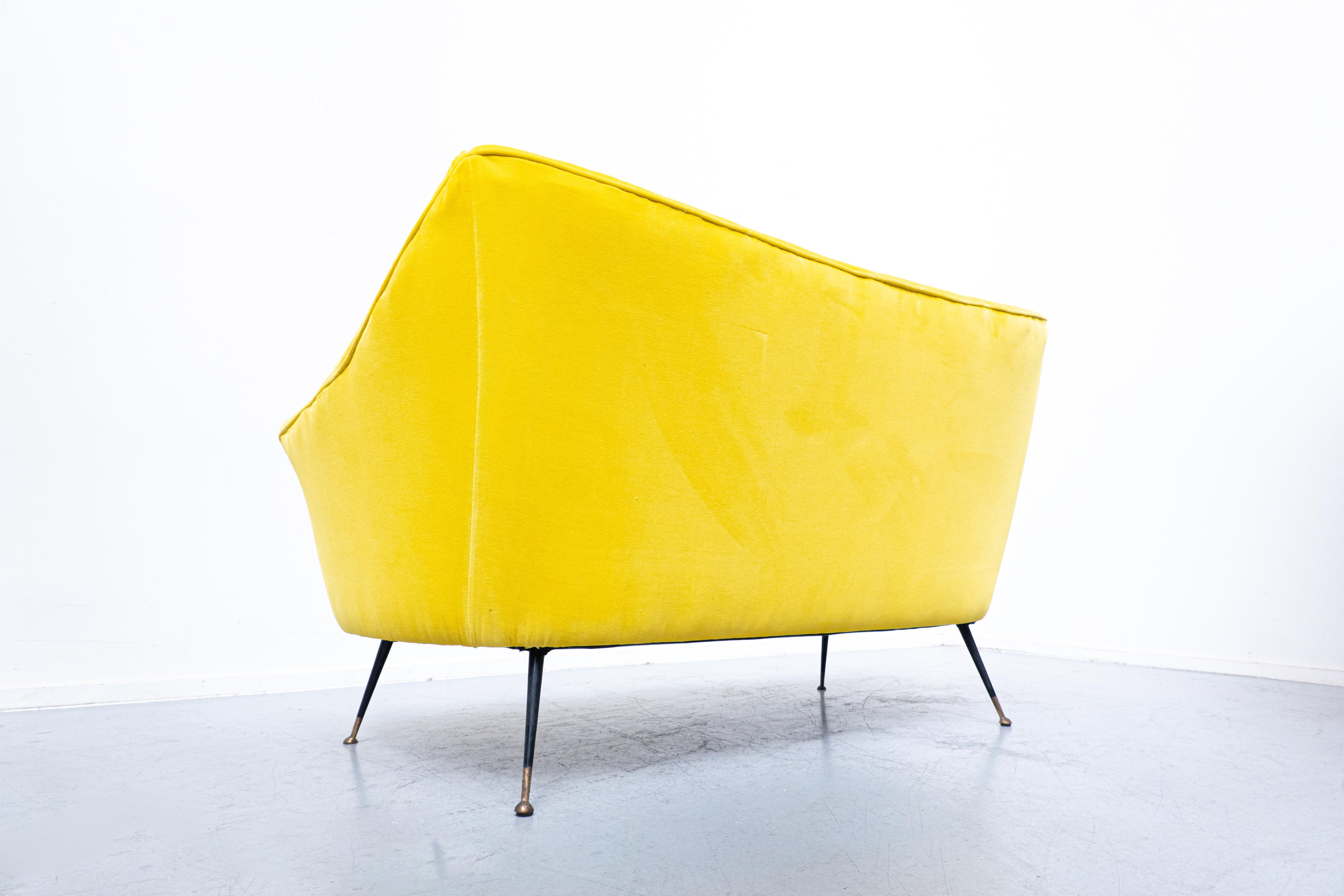  Modernes italienisches Sofa aus gelbem Stoff aus der Mitte des Jahrhunderts, 1960er Jahre im Angebot 1