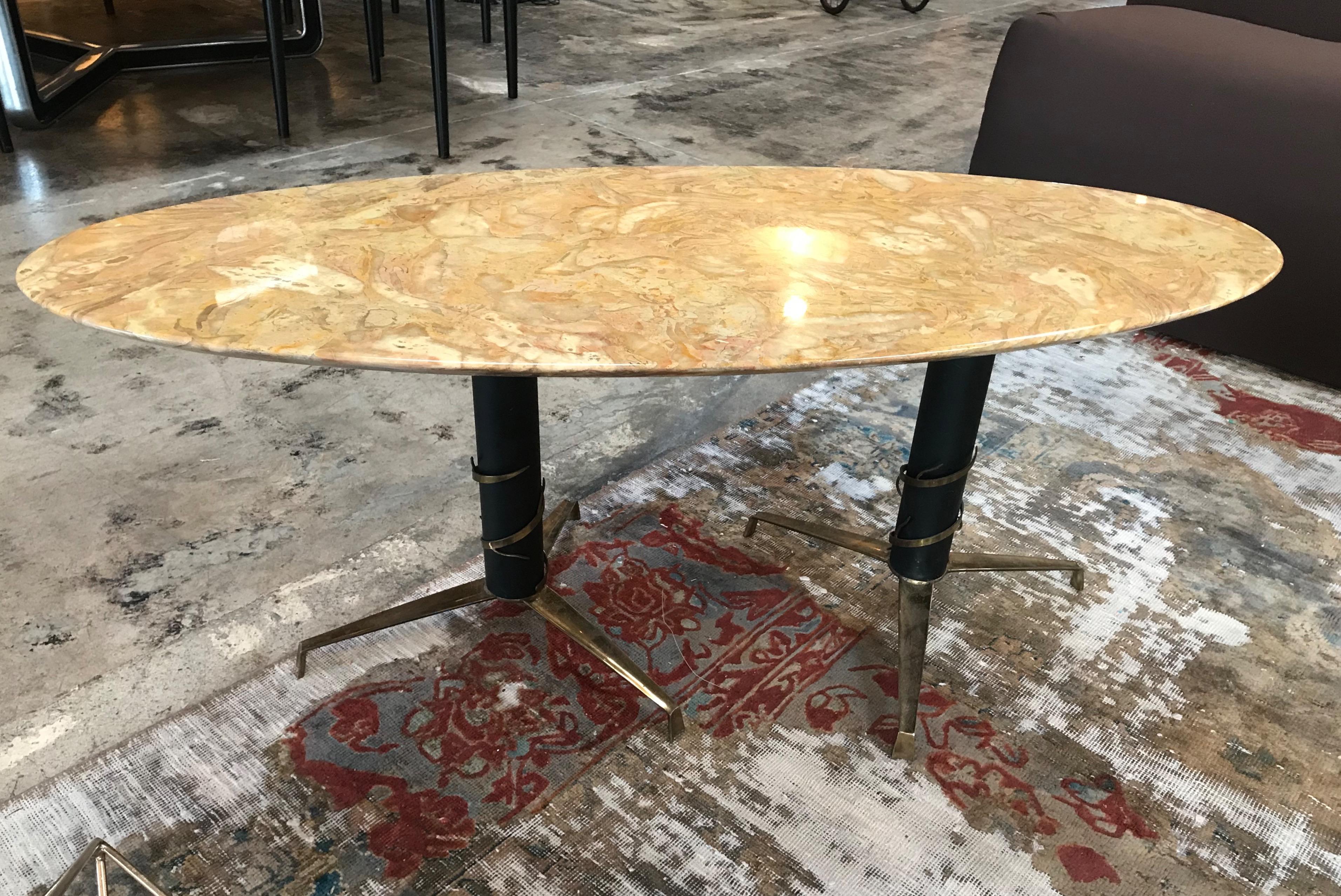Table basse ovale en marbre jaune et laiton de style italien moderne du milieu du siècle, 1950
Le laiton en patine d'origine crée un look vintage vibrant. Le marbre est en parfait état.