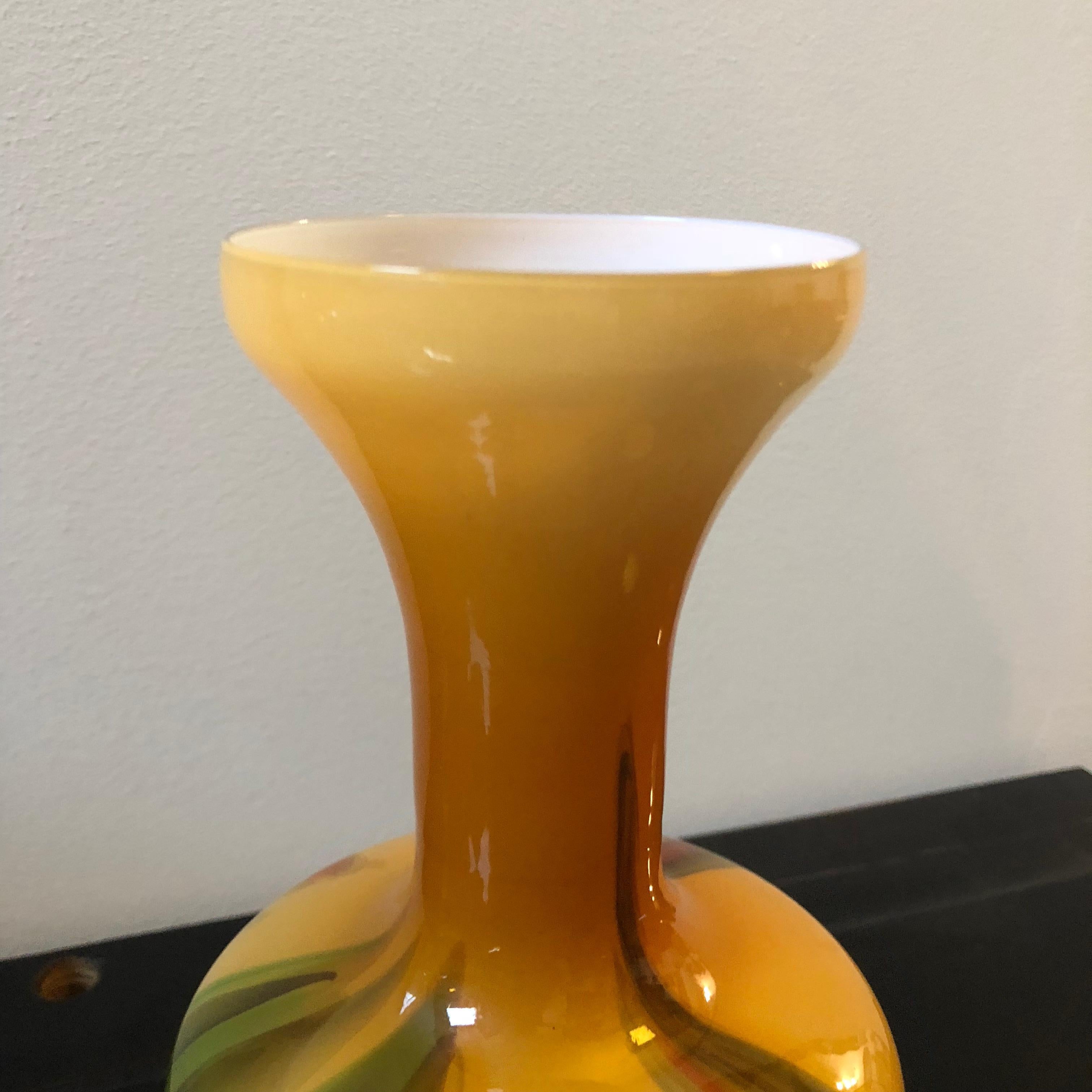 Mid-Century Modern Italian Yellow Opaline Vase, circa 1970 (20. Jahrhundert)