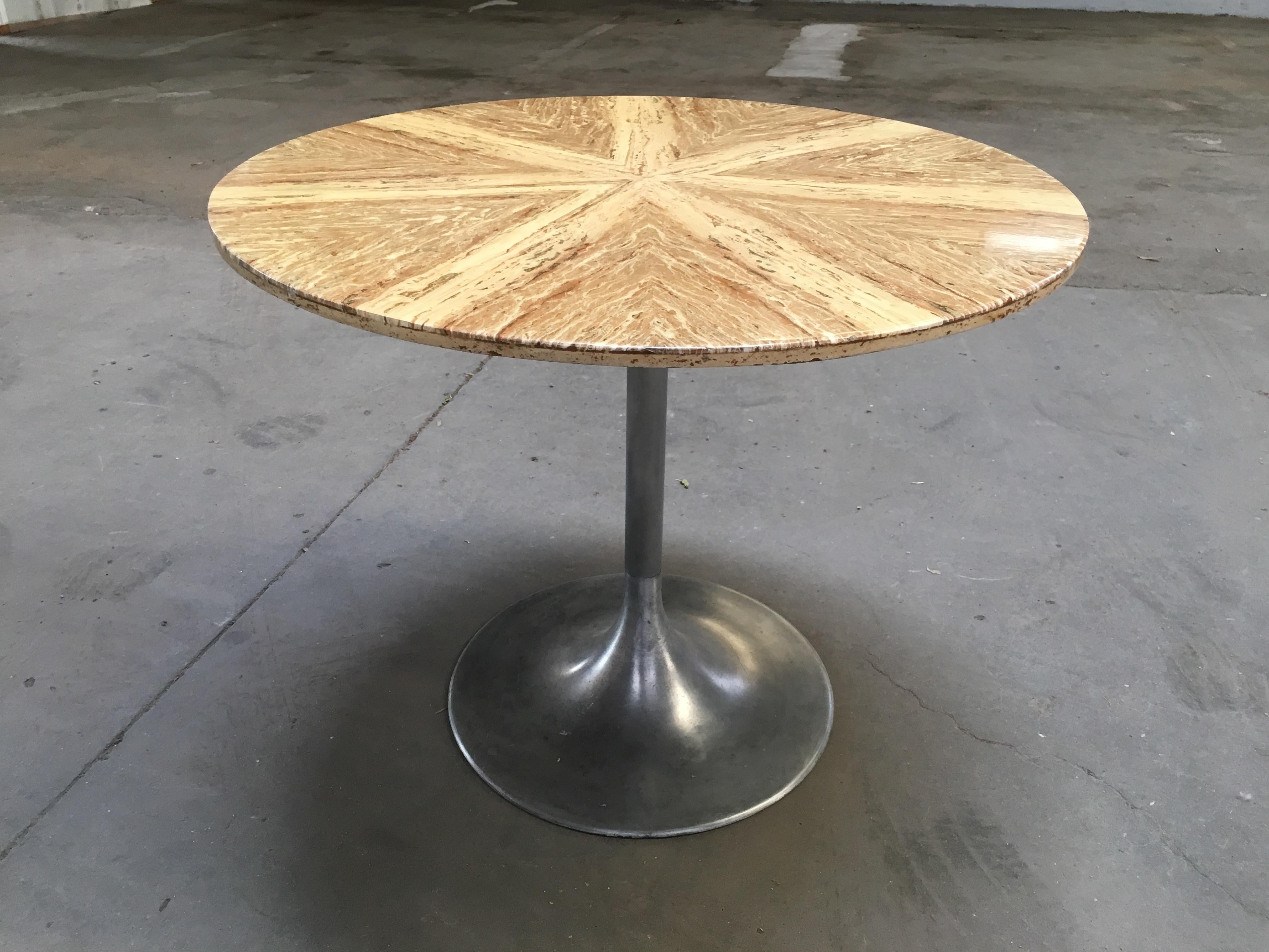 Mid-Century Modern Italian dining or center table with yellow Persian travertine top and aluminum pedestal.
The top of the table presents some signs due to age and use
Cost for restoration on request.