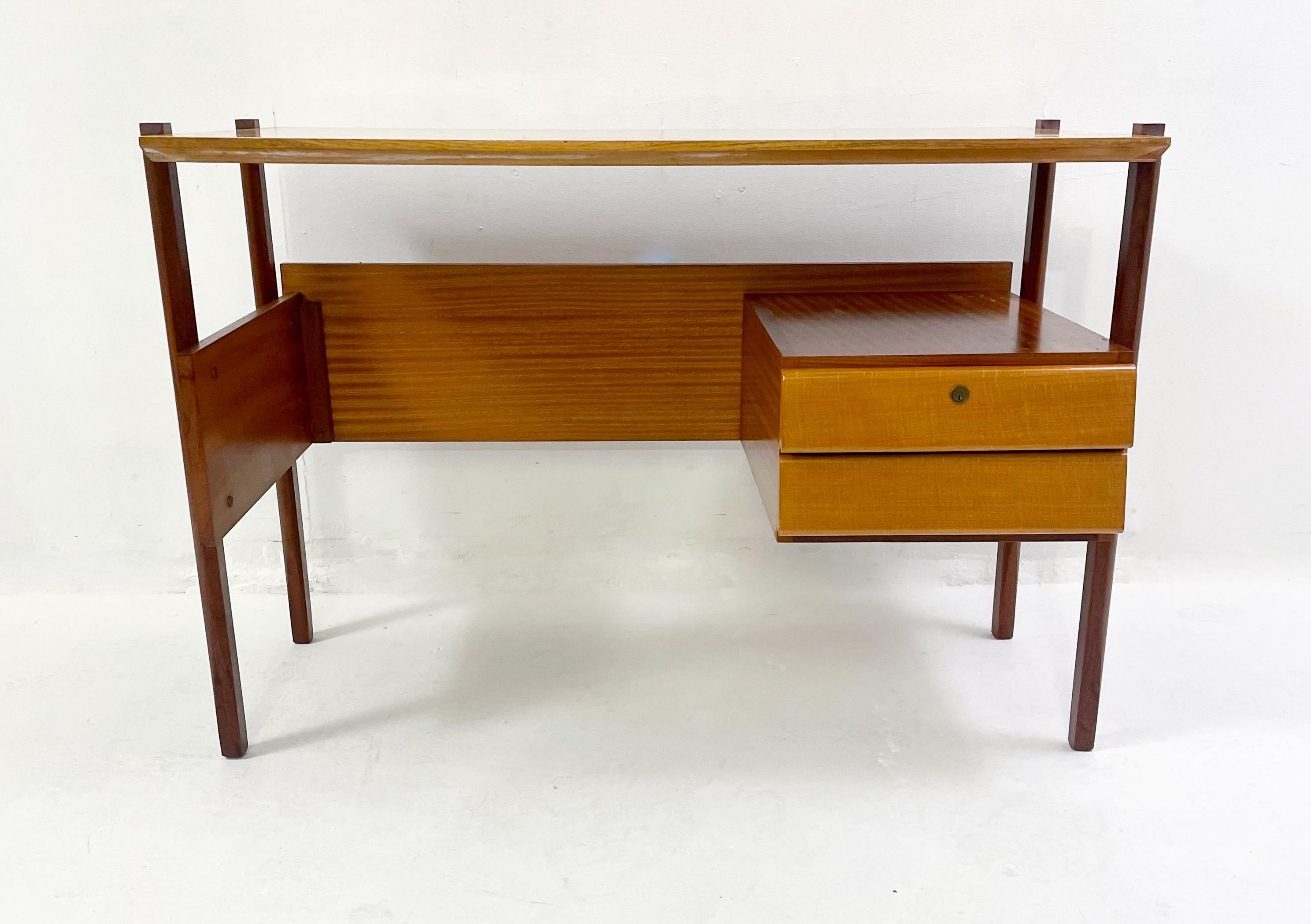 Mid-Century Modern Italien wooden desk, 1960s.