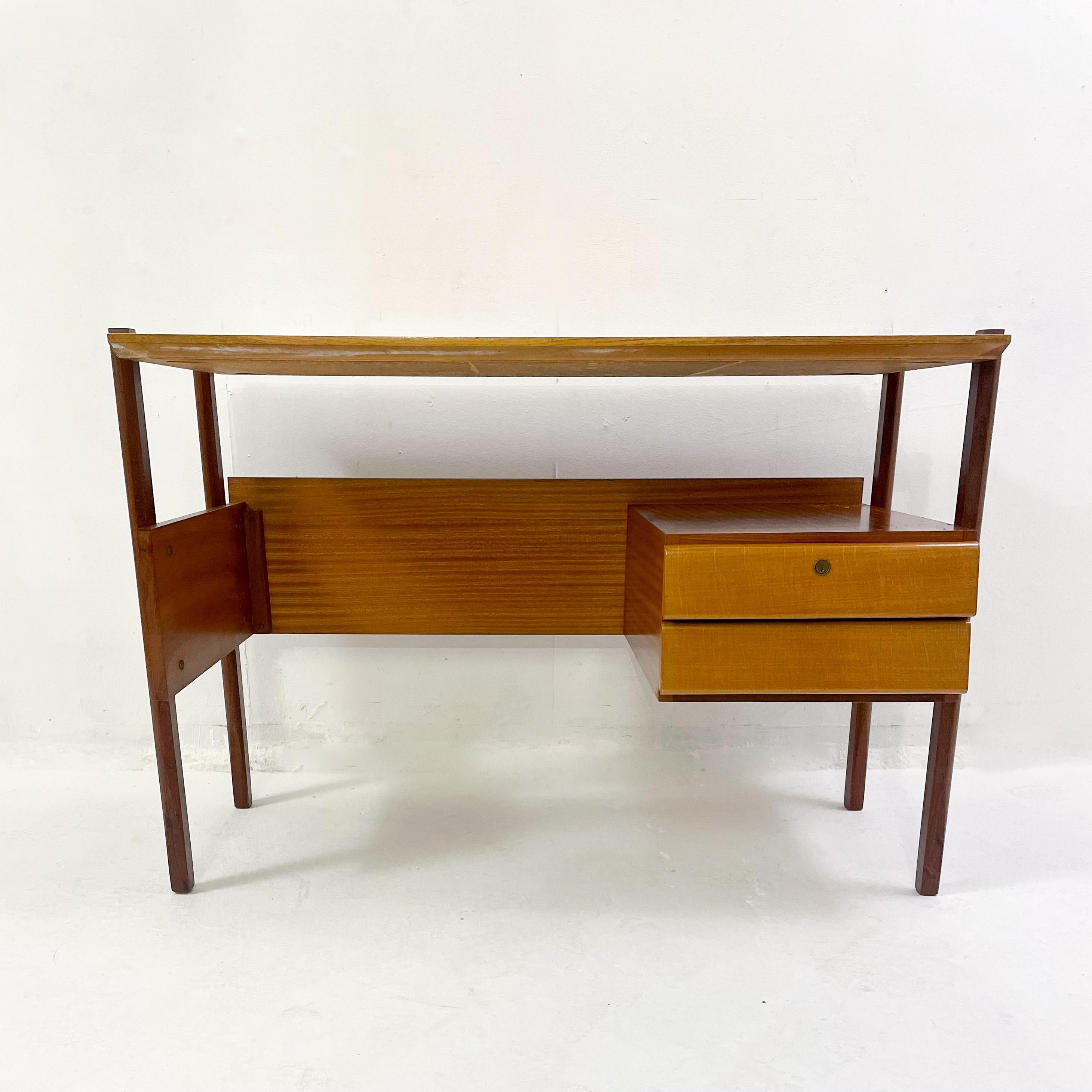 Mid-Century Modern Italien Wooden Desk, 1960s In Good Condition For Sale In Brussels, BE