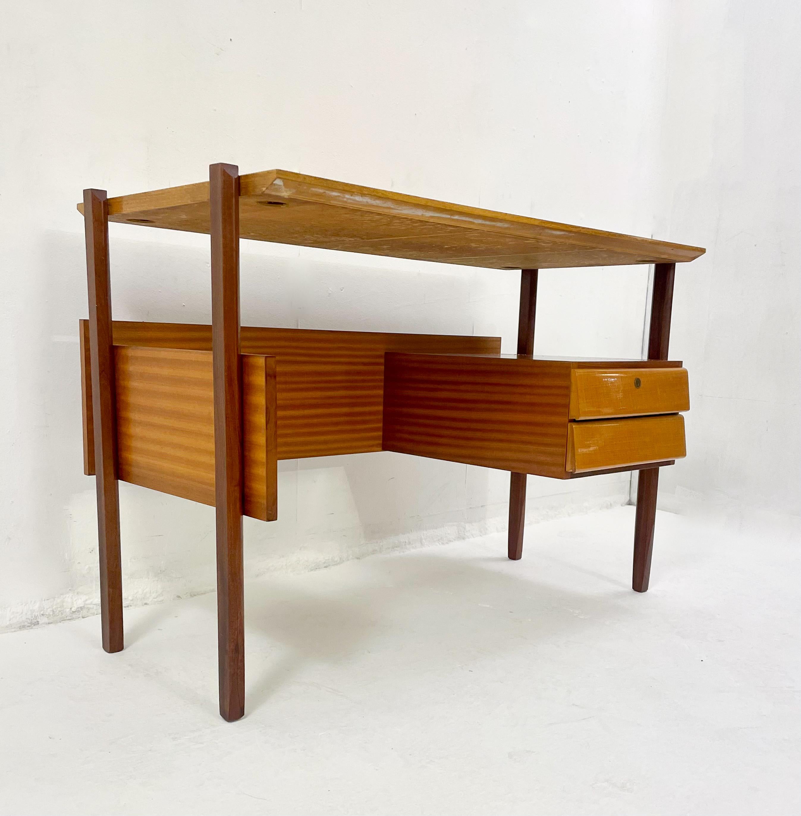 Milieu du XXe siècle Bureau italien en bois de style mi-siècle moderne, années 1960 en vente