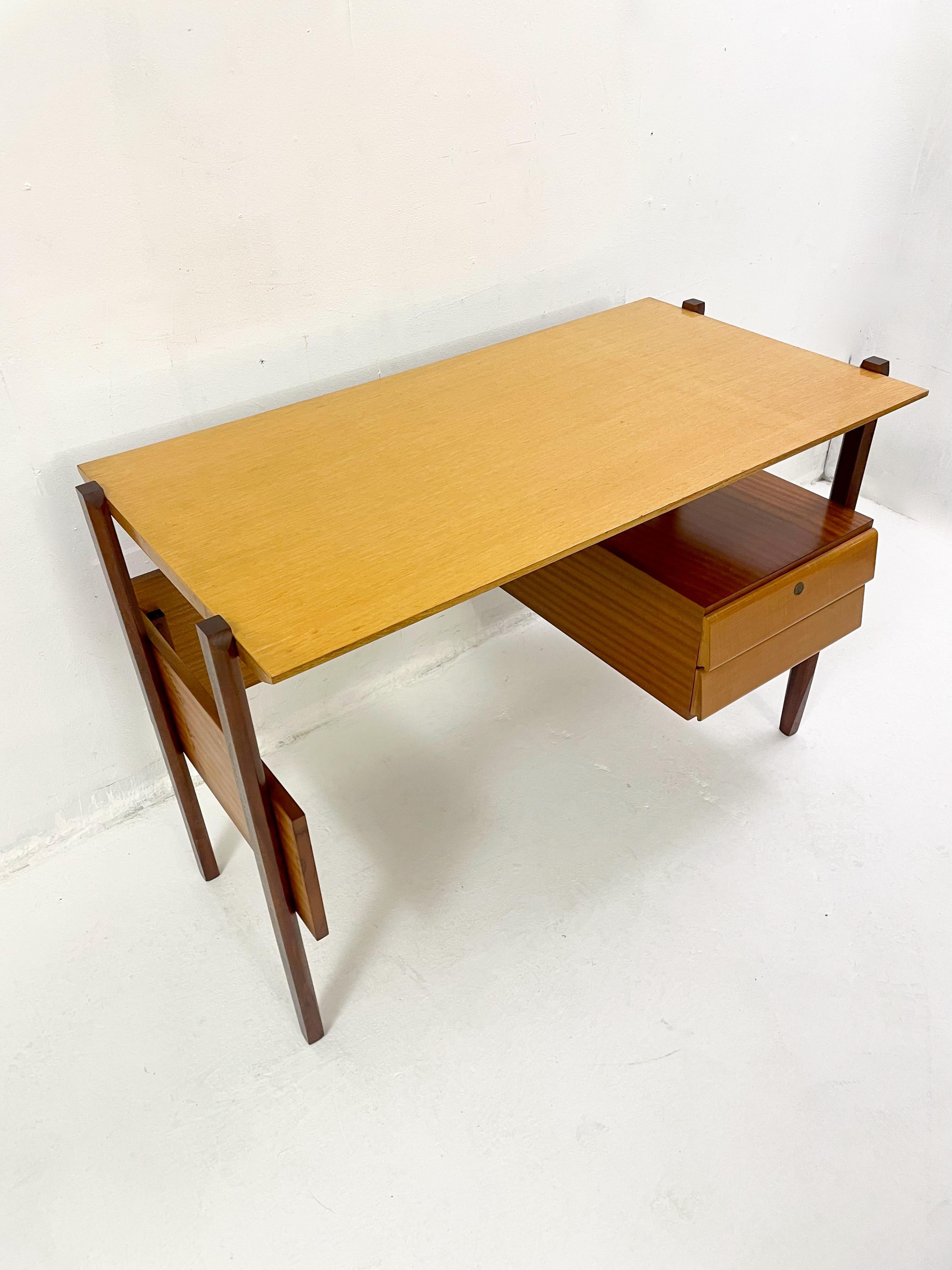 Mid-Century Modern Italien Wooden Desk, 1960s For Sale 1