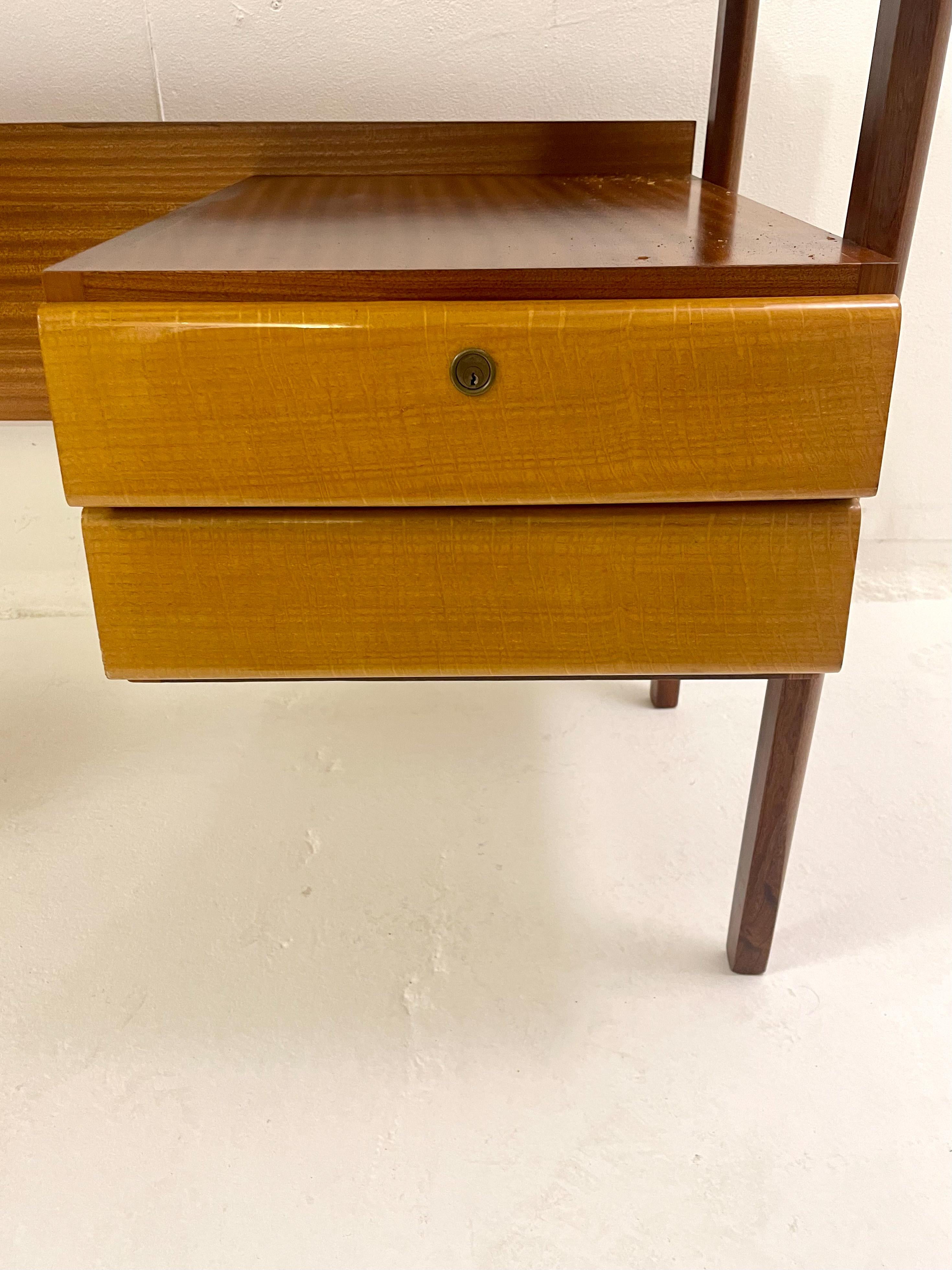 Mid-Century Modern Italien Wooden Desk, 1960s For Sale 2