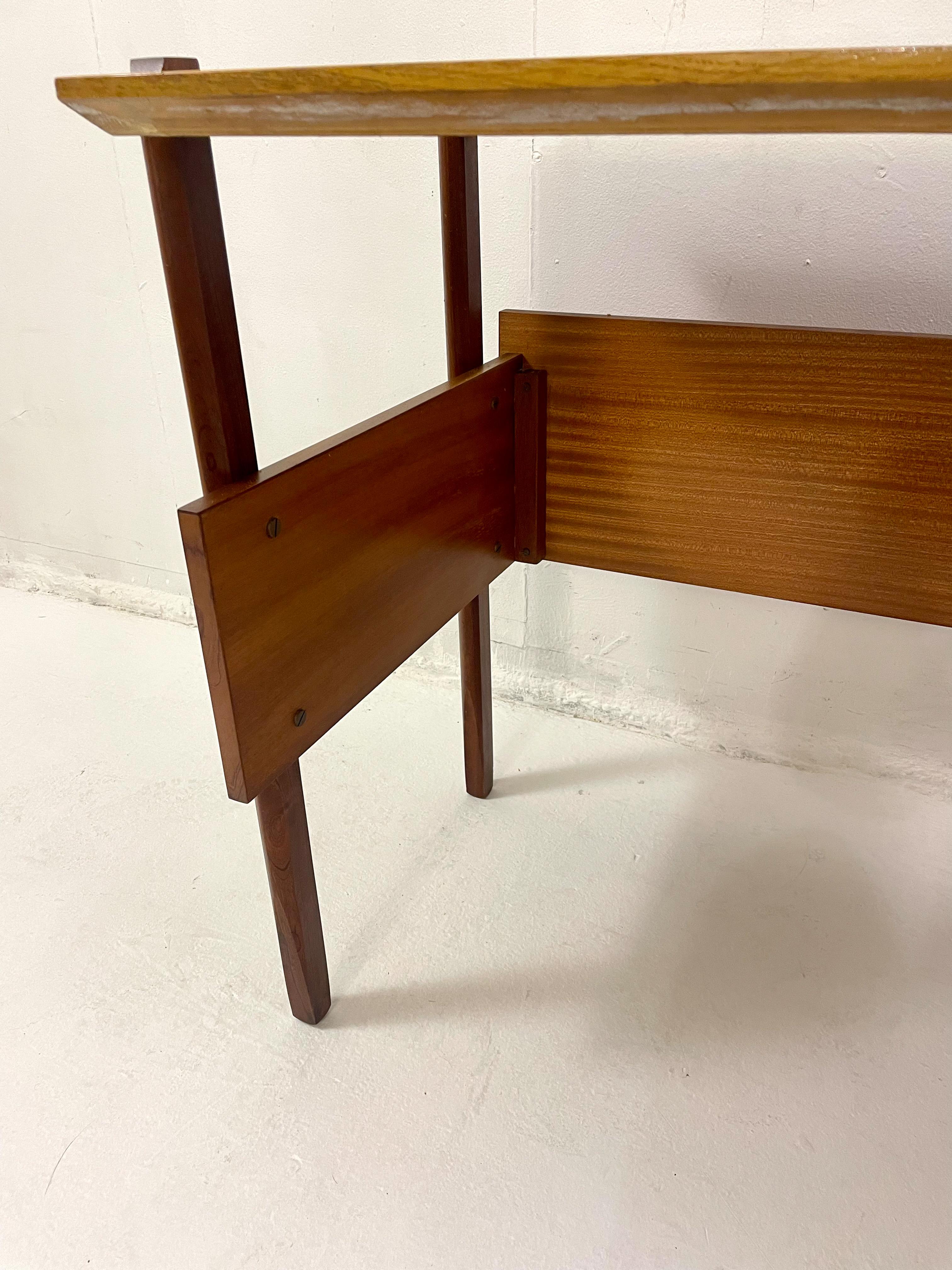 Moderner italienischer Holztisch aus der Mitte des Jahrhunderts, 1960er Jahre im Angebot 4