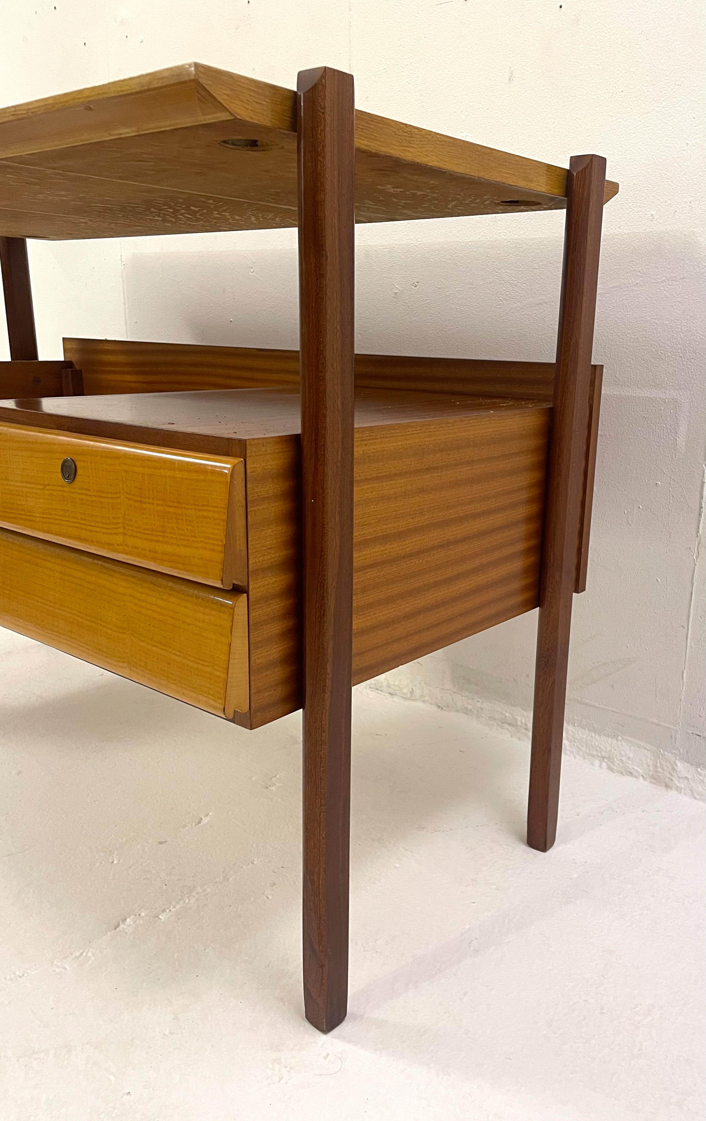 Mid-Century Modern Italien Wooden Desk, 1960s For Sale 5