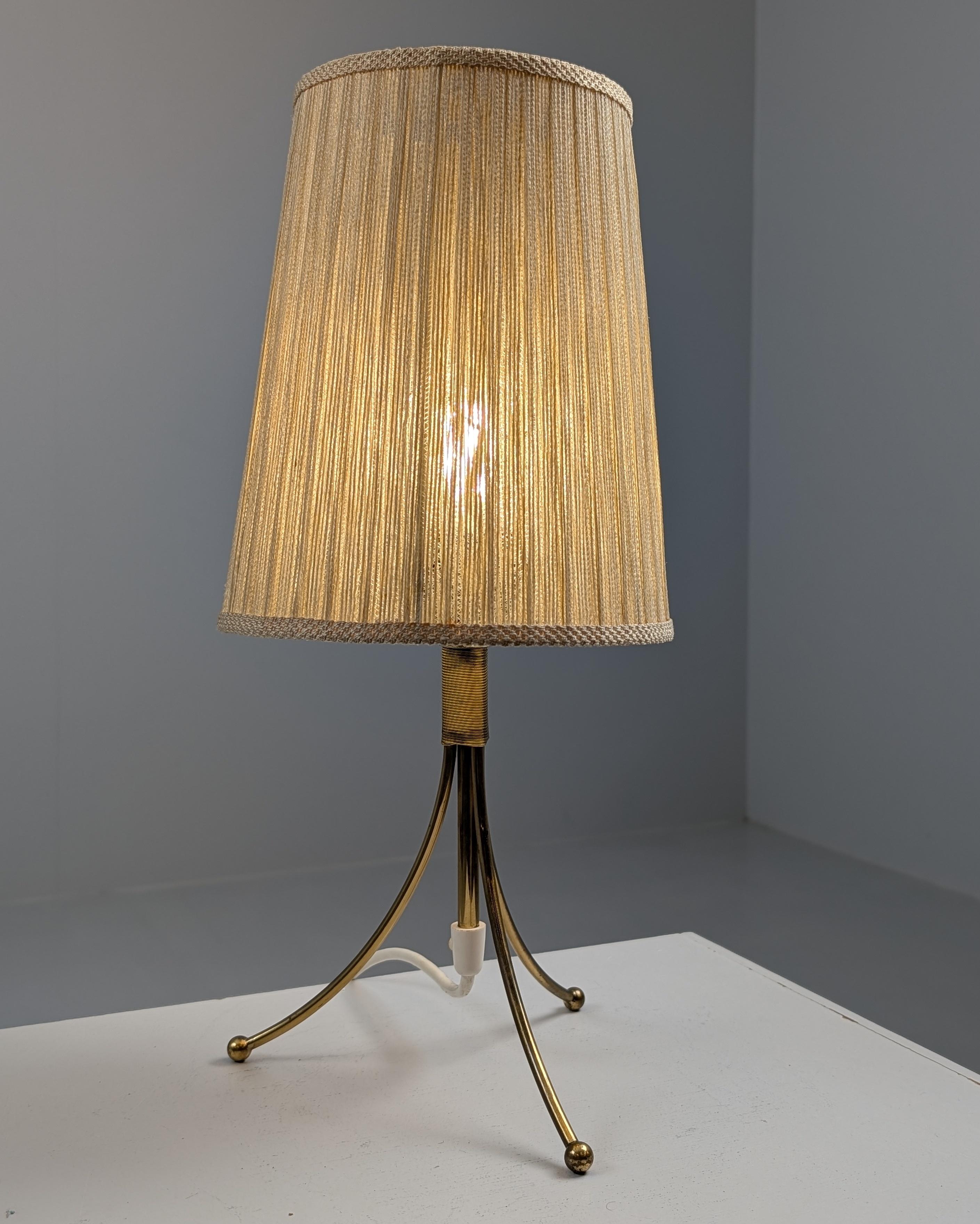 Scandinave moderne Lampe de table minimaliste Itsu, modèle EV 67, Finlande, années 1950 en vente