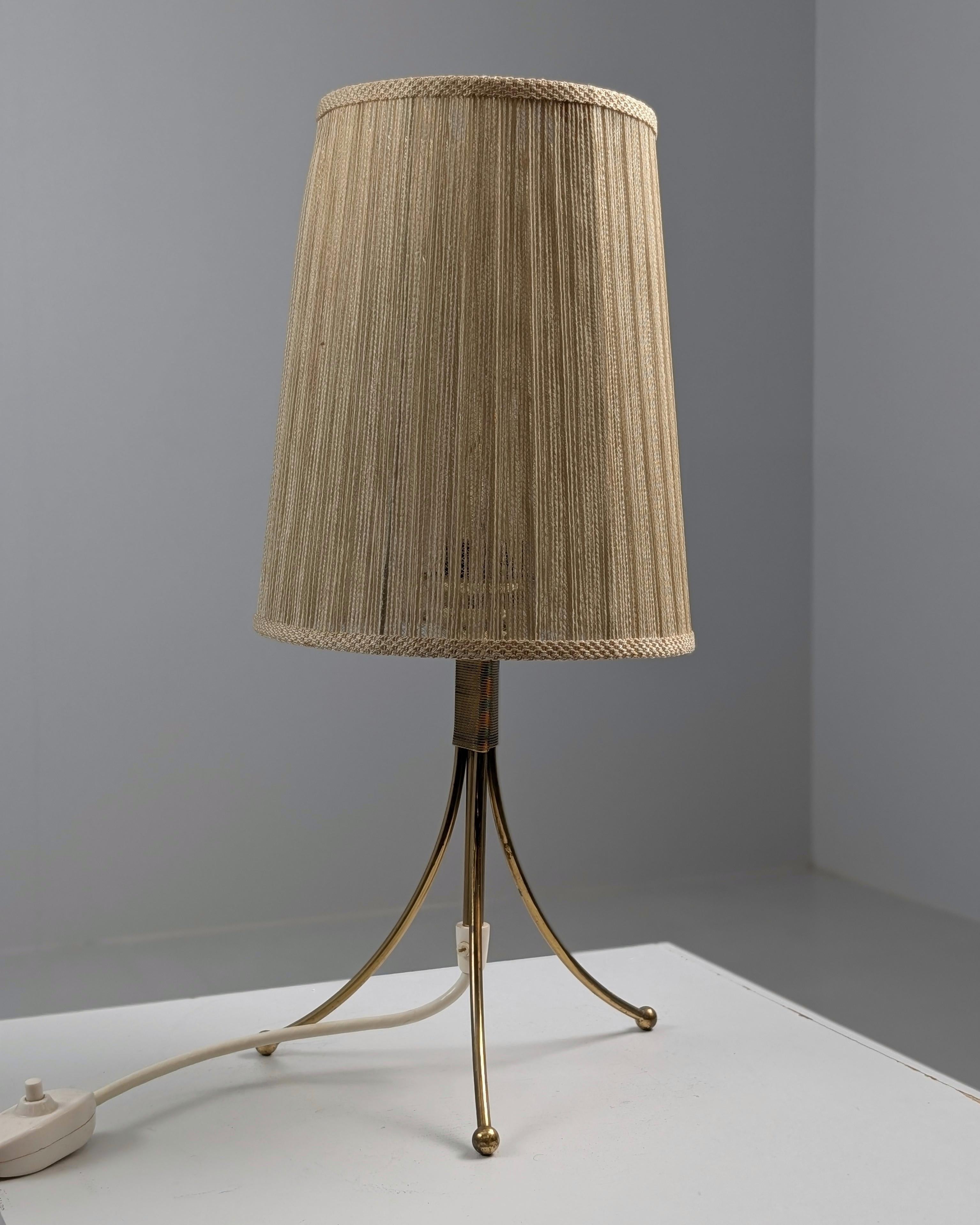 Finlandais Lampe de table minimaliste Itsu, modèle EV 67, Finlande, années 1950 en vente